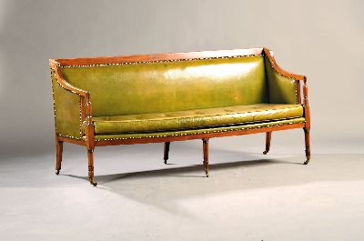 Image Sofa, 19.Jh., Nußbaum massiv, mit grünem Leder bezogen, 6 Füße auf Rollen, Lehnen ...