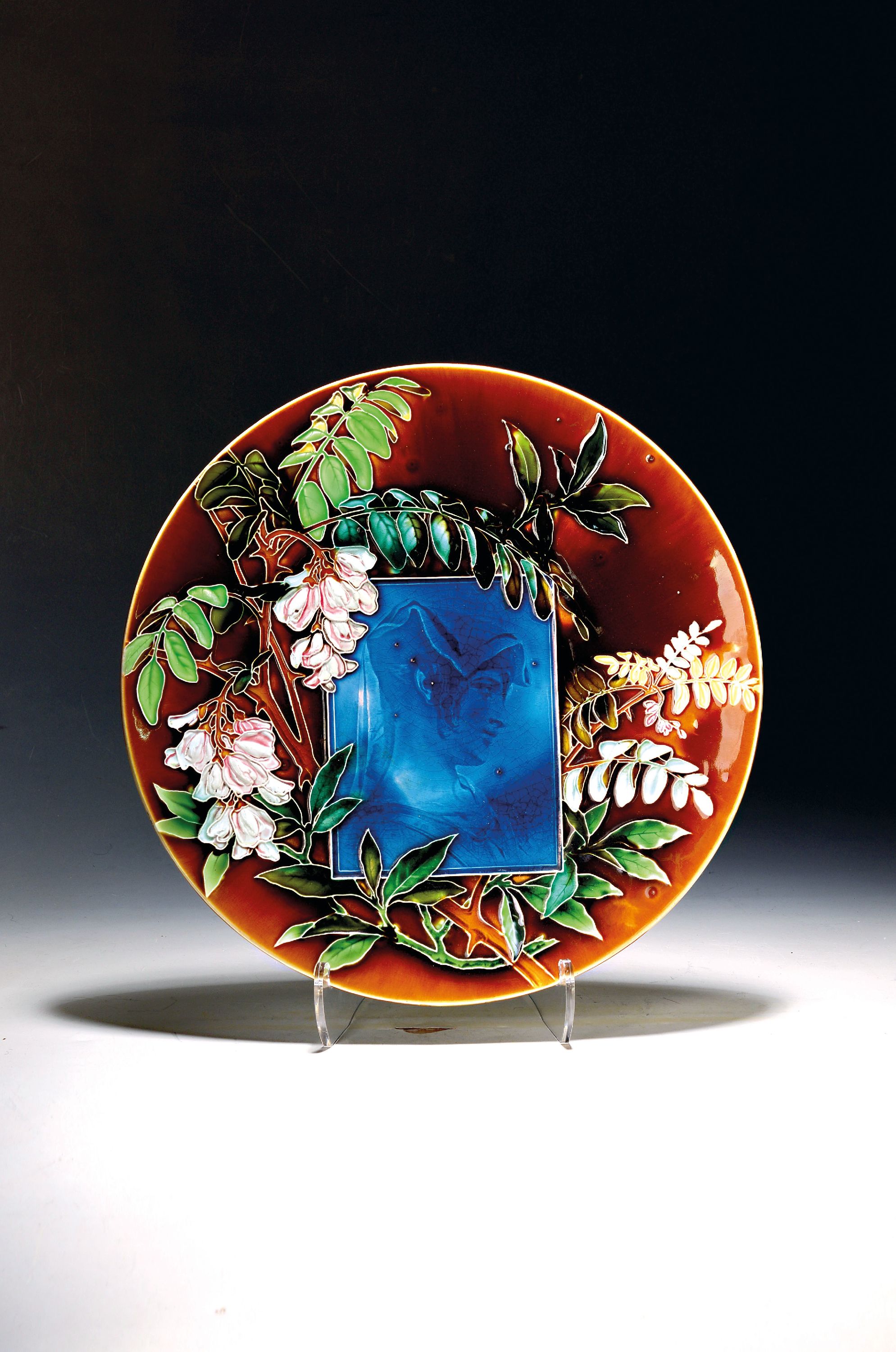 Image 27097137 - Großer Wandteller, Villeroy & Boch, um 1900, Feinsteingut, auf dem Rand reliefierter und ...