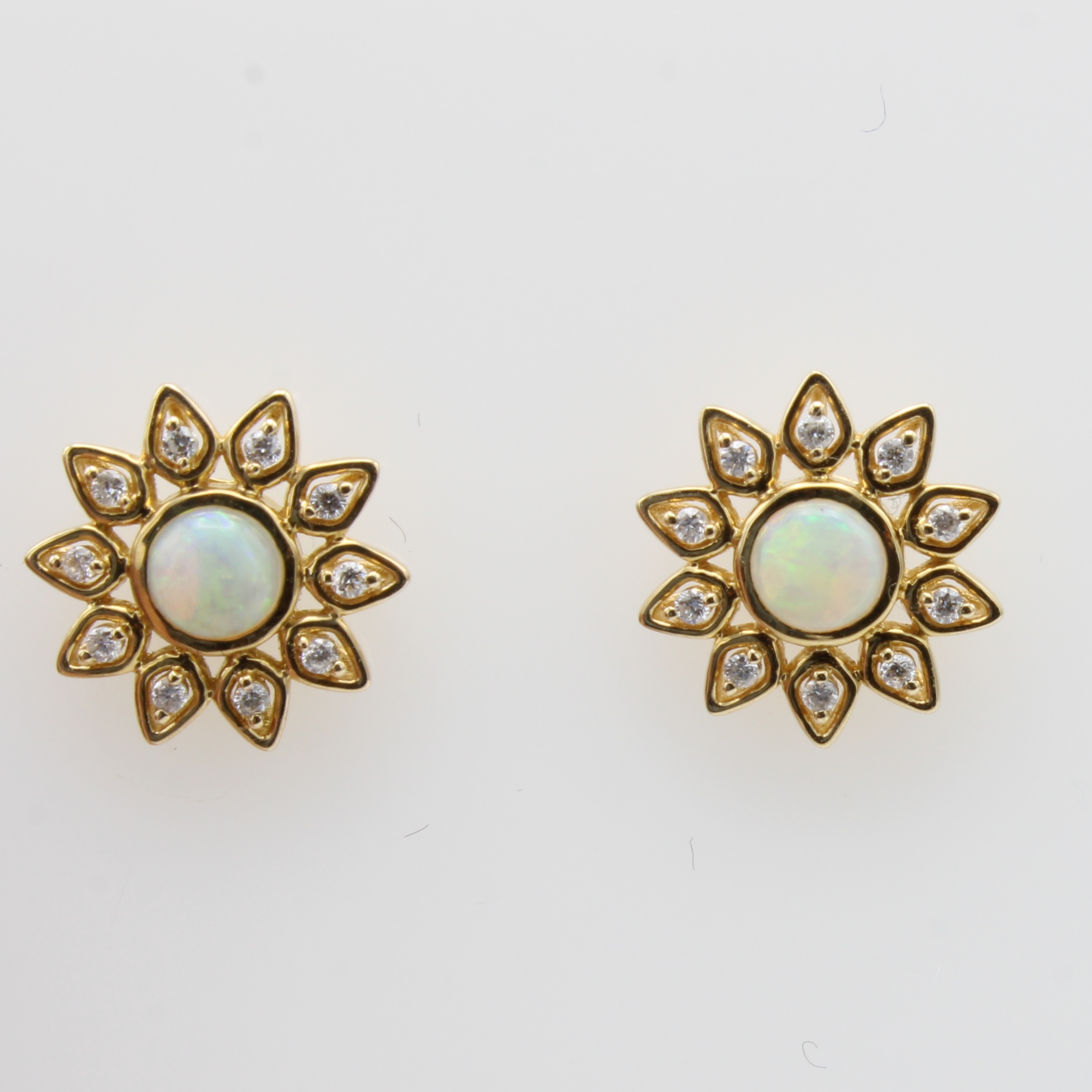Image 27097143 - Paar Ohrstecker mit Opalen und Brillanten, GG 750/000, 2 Opale zus. ca. 0.47 ct, 20 ...