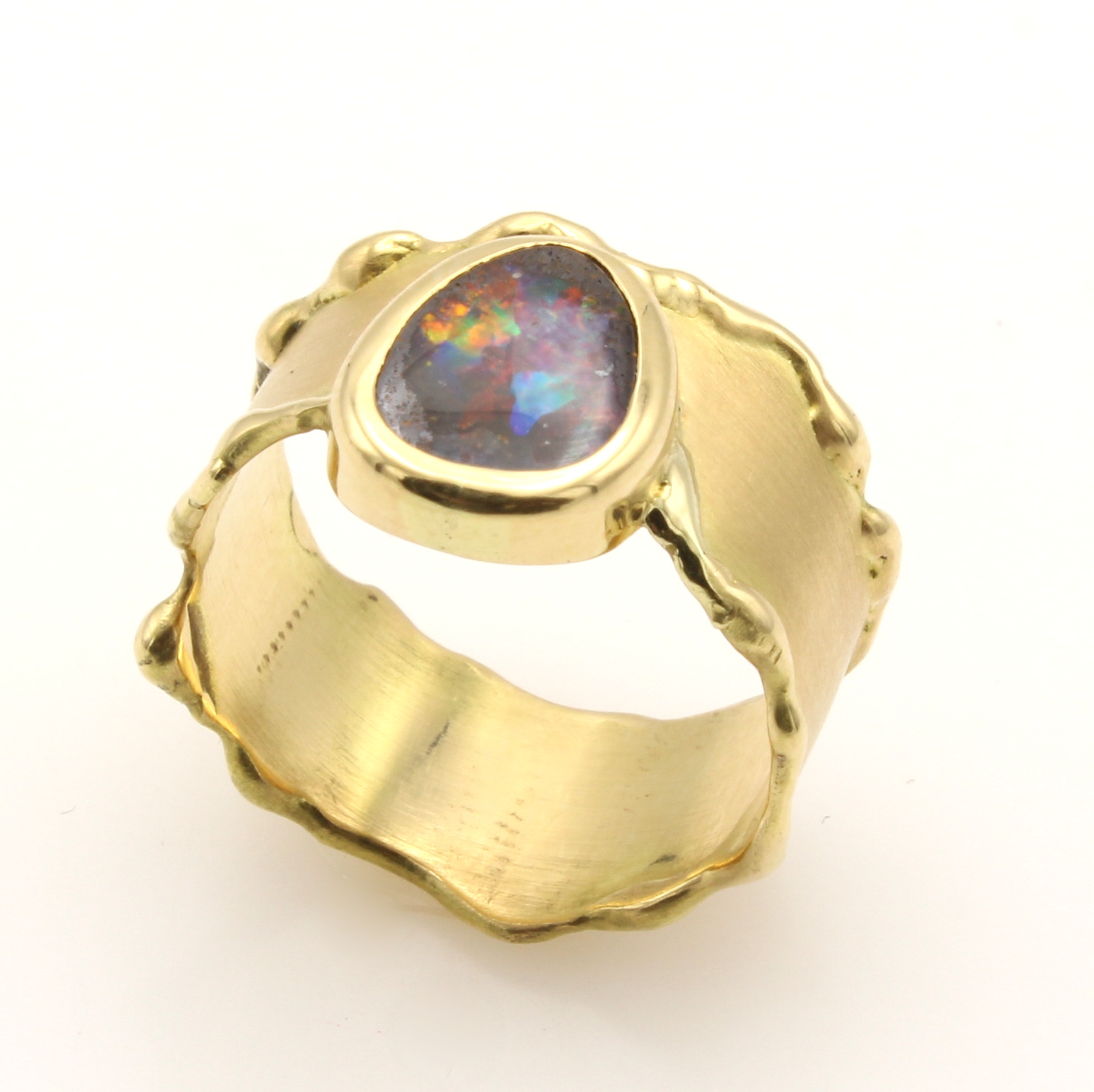 Image 27097179 - Ring mit Boulderopal, GG 750/000, Boulder- opal ca. 1.30 ct, z.T. matt., abstrakte ...