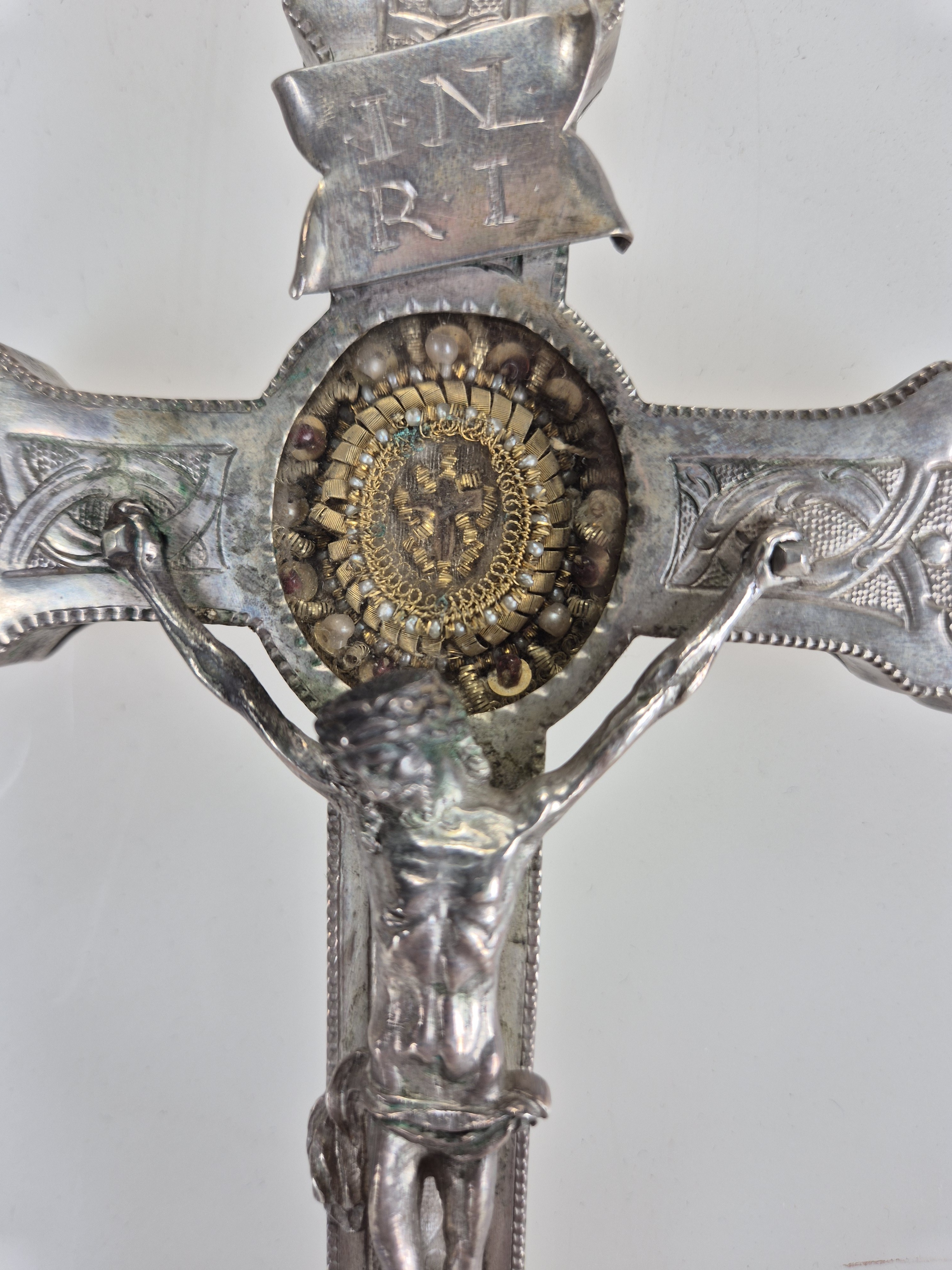 Detail a: Reliquienkreuz aus Silber, Peter Streissel (um 1746 Innerstätten- gest. 1813), München, 1783, Silber gemarkt, Kruzifix graviert, vollplastisches ...