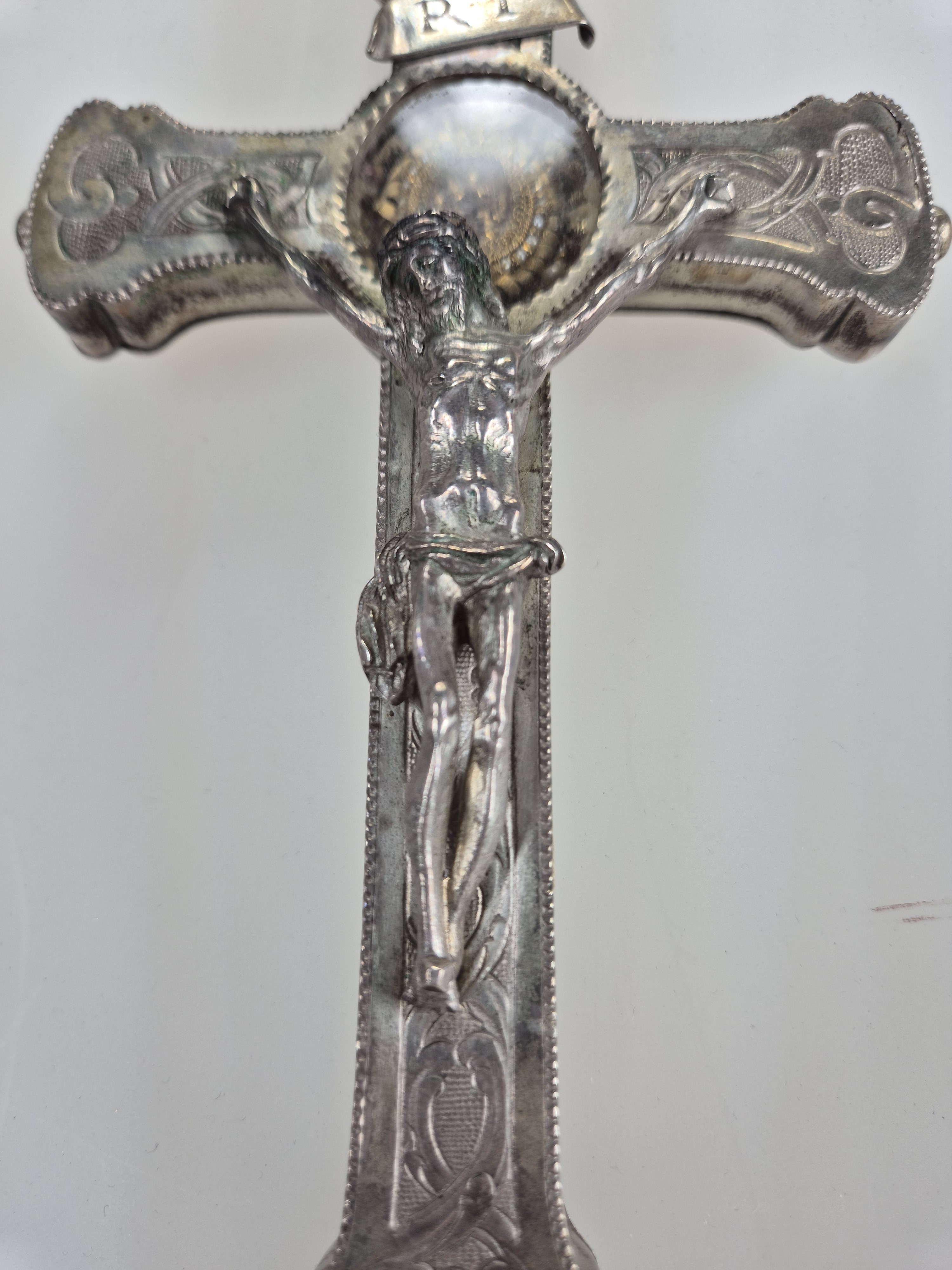 Detail b: Reliquienkreuz aus Silber, Peter Streissel (um 1746 Innerstätten- gest. 1813), München, 1783, Silber gemarkt, Kruzifix graviert, vollplastisches ...