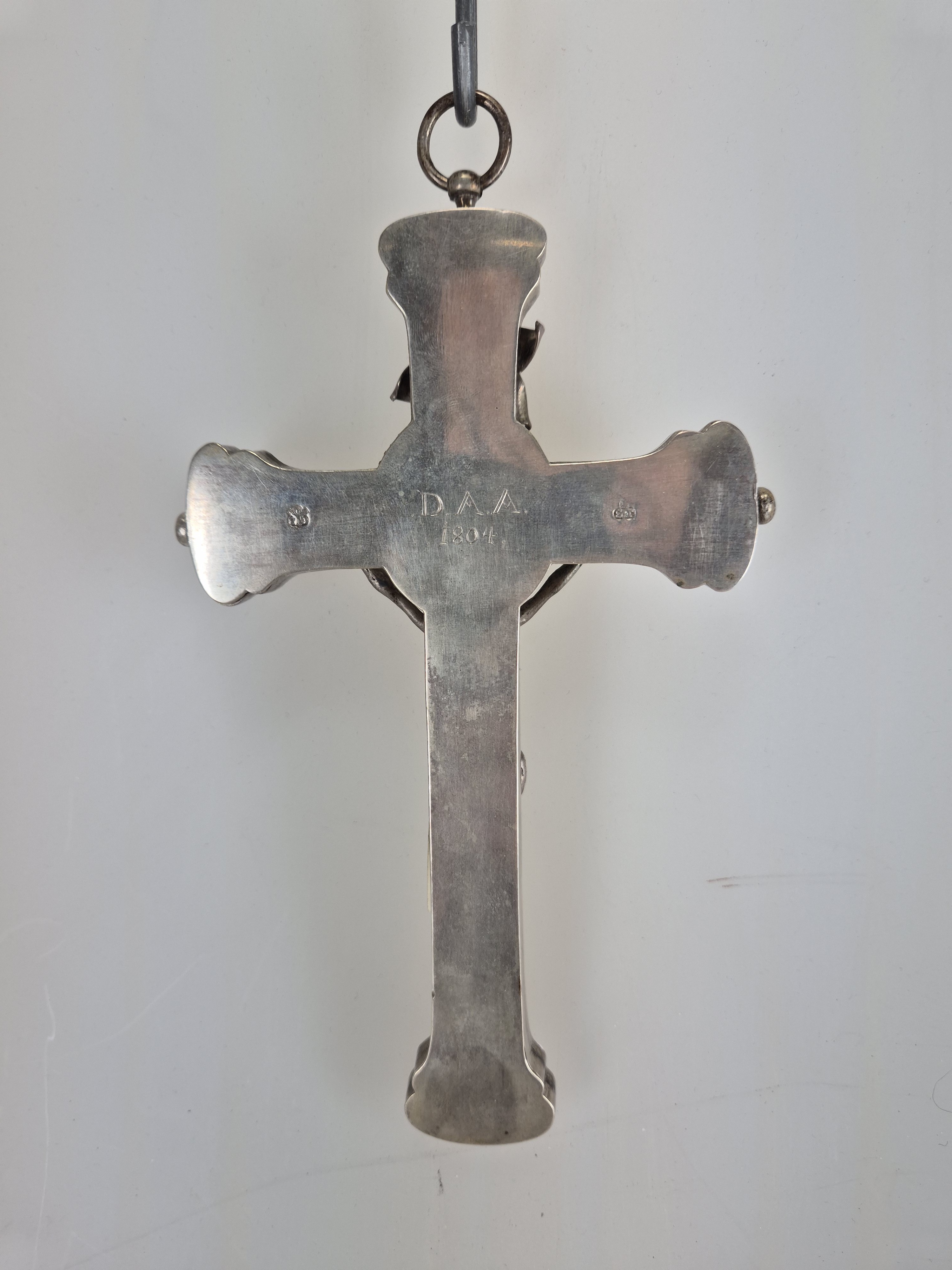 Detail c: Reliquienkreuz aus Silber, Peter Streissel (um 1746 Innerstätten- gest. 1813), München, 1783, Silber gemarkt, Kruzifix graviert, vollplastisches ...