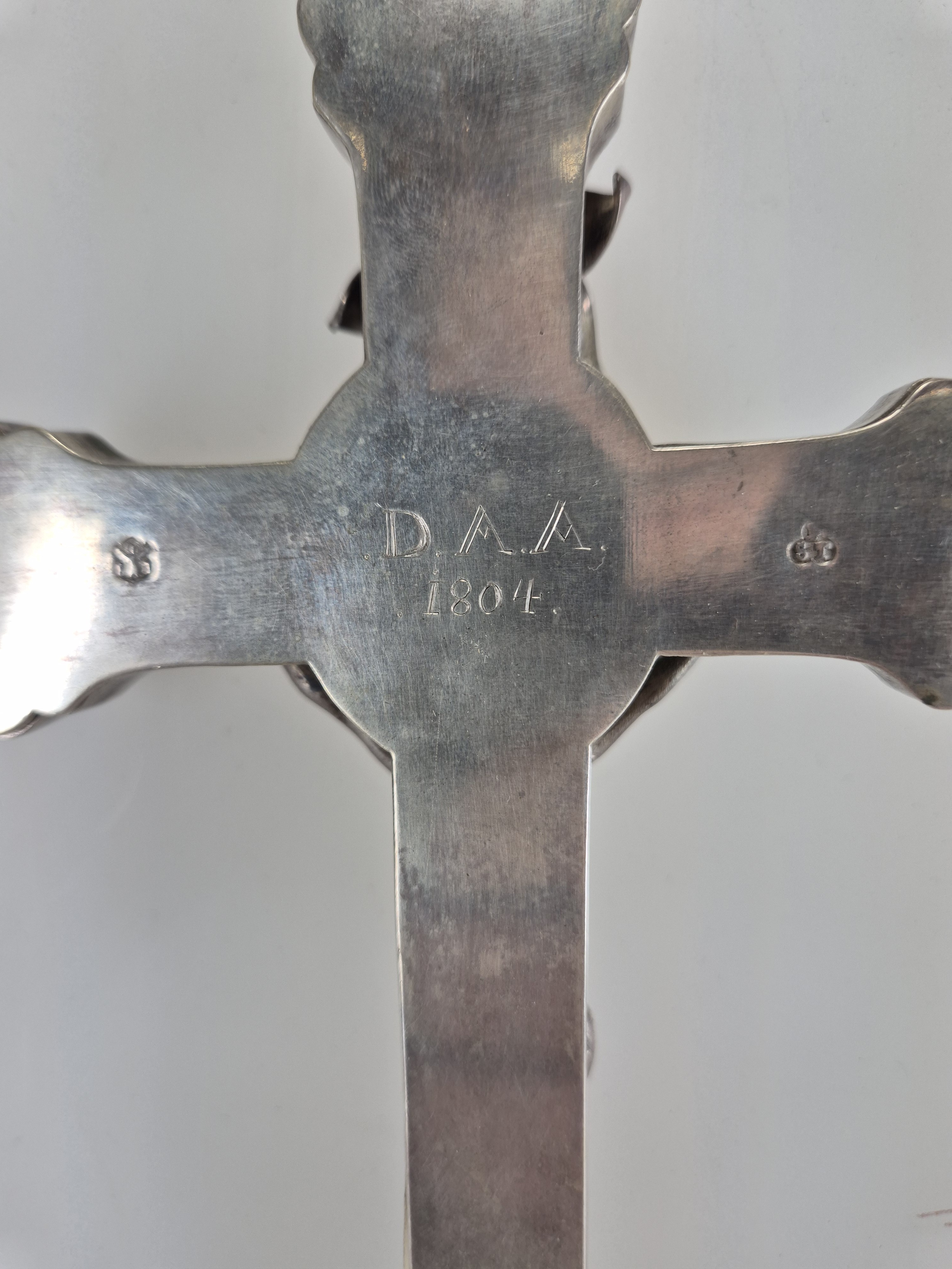 Detail d: Reliquienkreuz aus Silber, Peter Streissel (um 1746 Innerstätten- gest. 1813), München, 1783, Silber gemarkt, Kruzifix graviert, vollplastisches ...