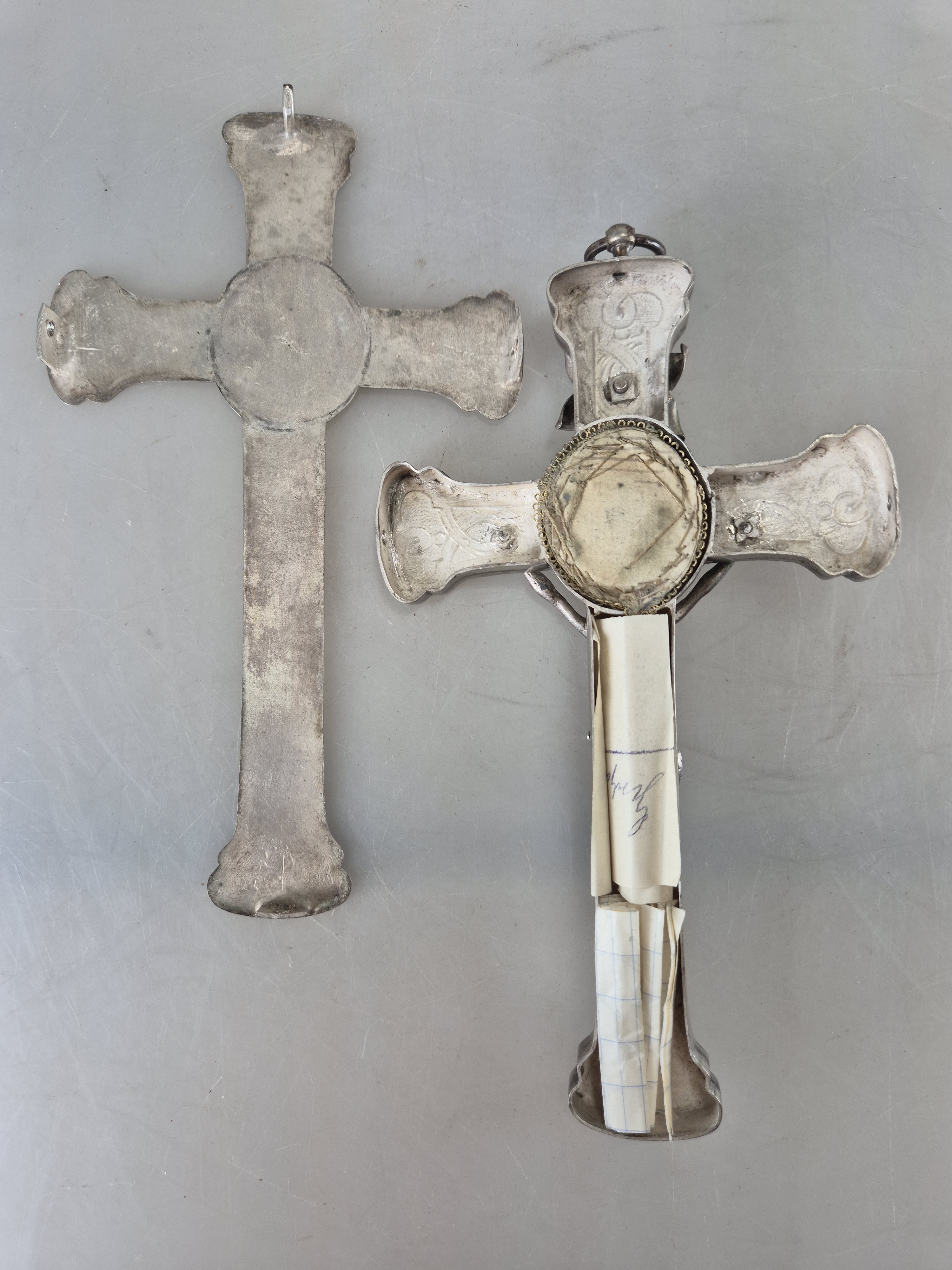 Detail e: Reliquienkreuz aus Silber, Peter Streissel (um 1746 Innerstätten- gest. 1813), München, 1783, Silber gemarkt, Kruzifix graviert, vollplastisches ...