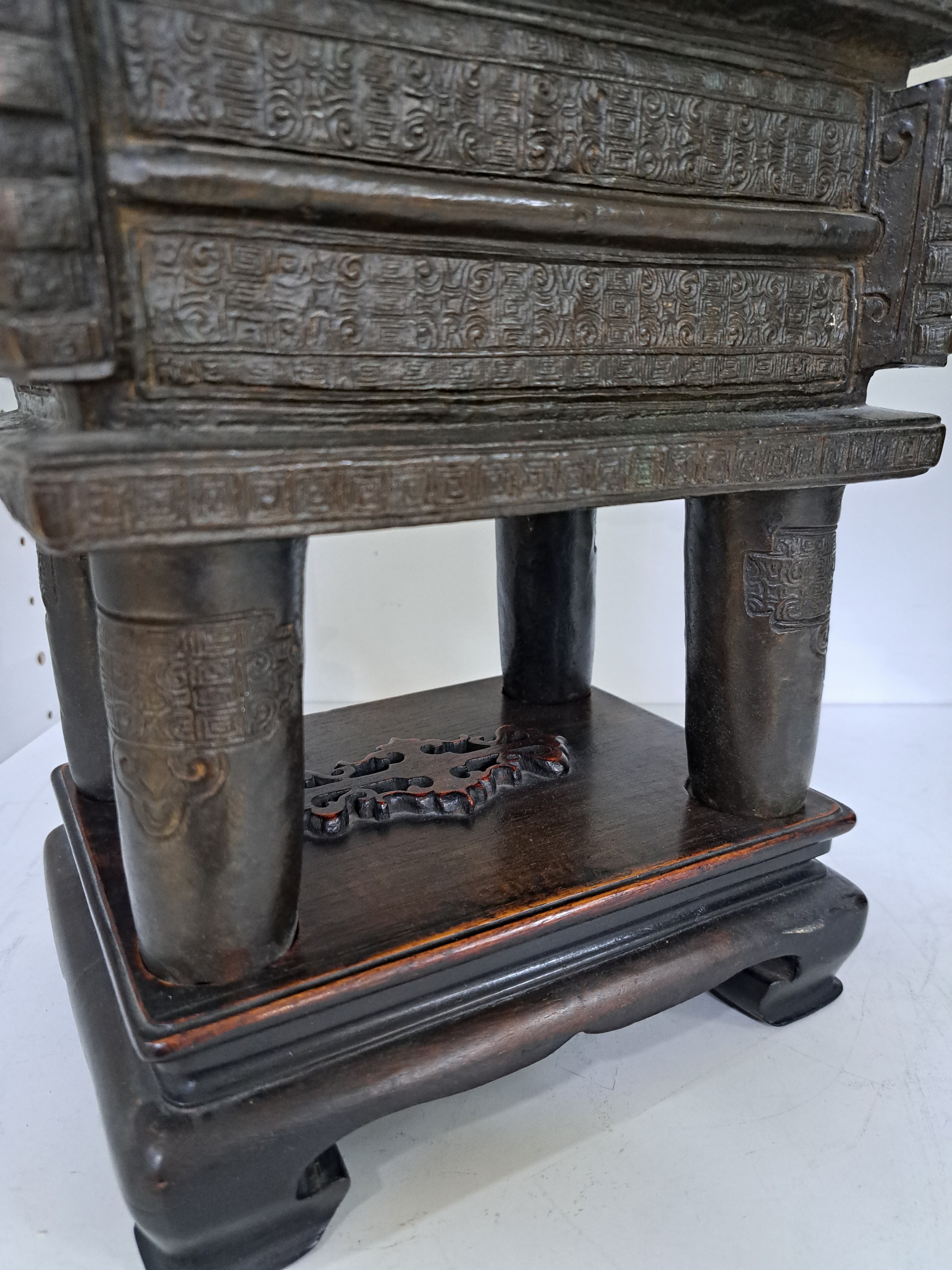 Detail b: Bronzeschrein, China, späte Quing bzw. um 1900, nach Ming-Vorbild, Schrein aus Bronze, gemodelter Dekor, Holzdeckel mit Jadeit -Aufsatz, Holzsockel, ...