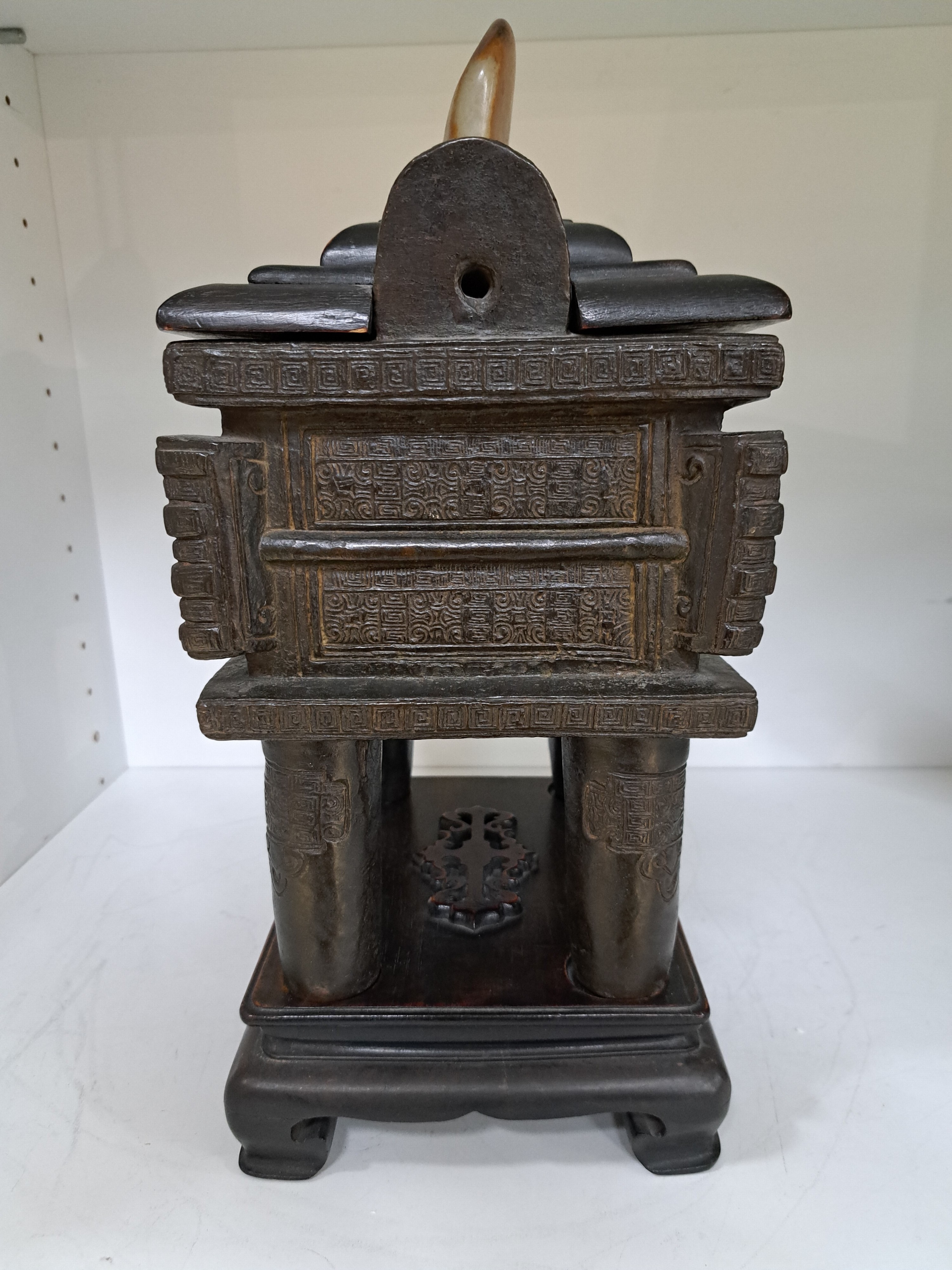 Detail c: Bronzeschrein, China, späte Quing bzw. um 1900, nach Ming-Vorbild, Schrein aus Bronze, gemodelter Dekor, Holzdeckel mit Jadeit -Aufsatz, Holzsockel, ...