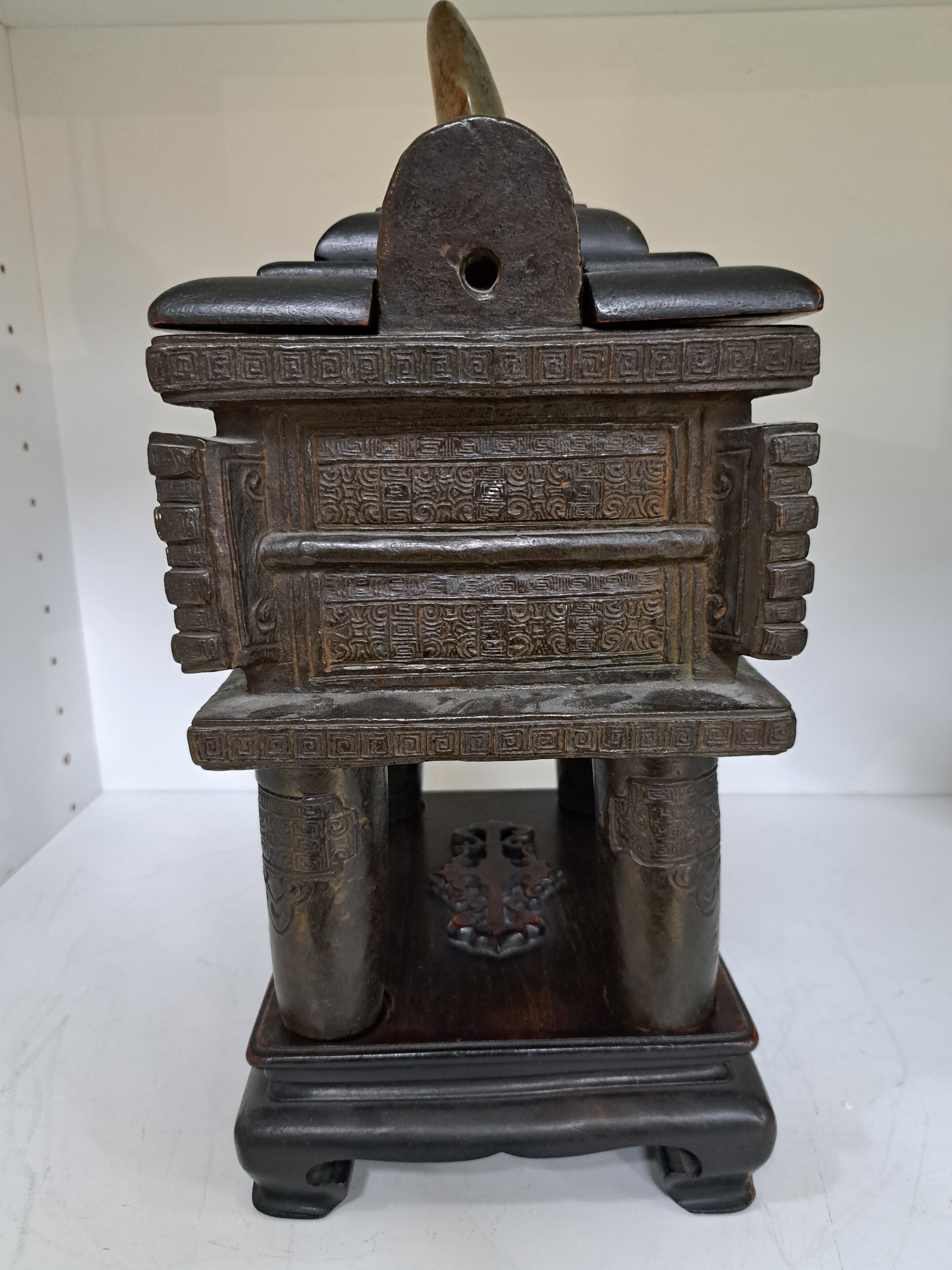 Detail e: Bronzeschrein, China, späte Quing bzw. um 1900, nach Ming-Vorbild, Schrein aus Bronze, gemodelter Dekor, Holzdeckel mit Jadeit -Aufsatz, Holzsockel, ...