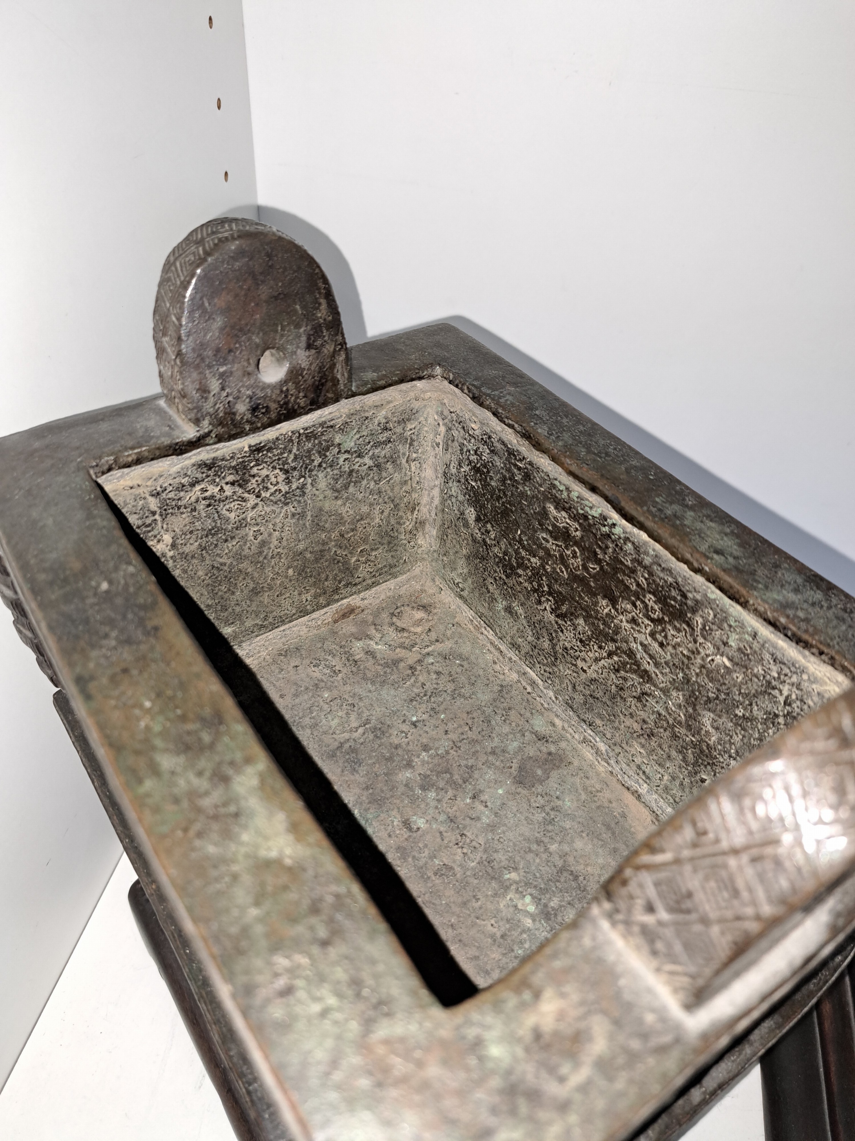 Detail g: Bronzeschrein, China, späte Quing bzw. um 1900, nach Ming-Vorbild, Schrein aus Bronze, gemodelter Dekor, Holzdeckel mit Jadeit -Aufsatz, Holzsockel, ...