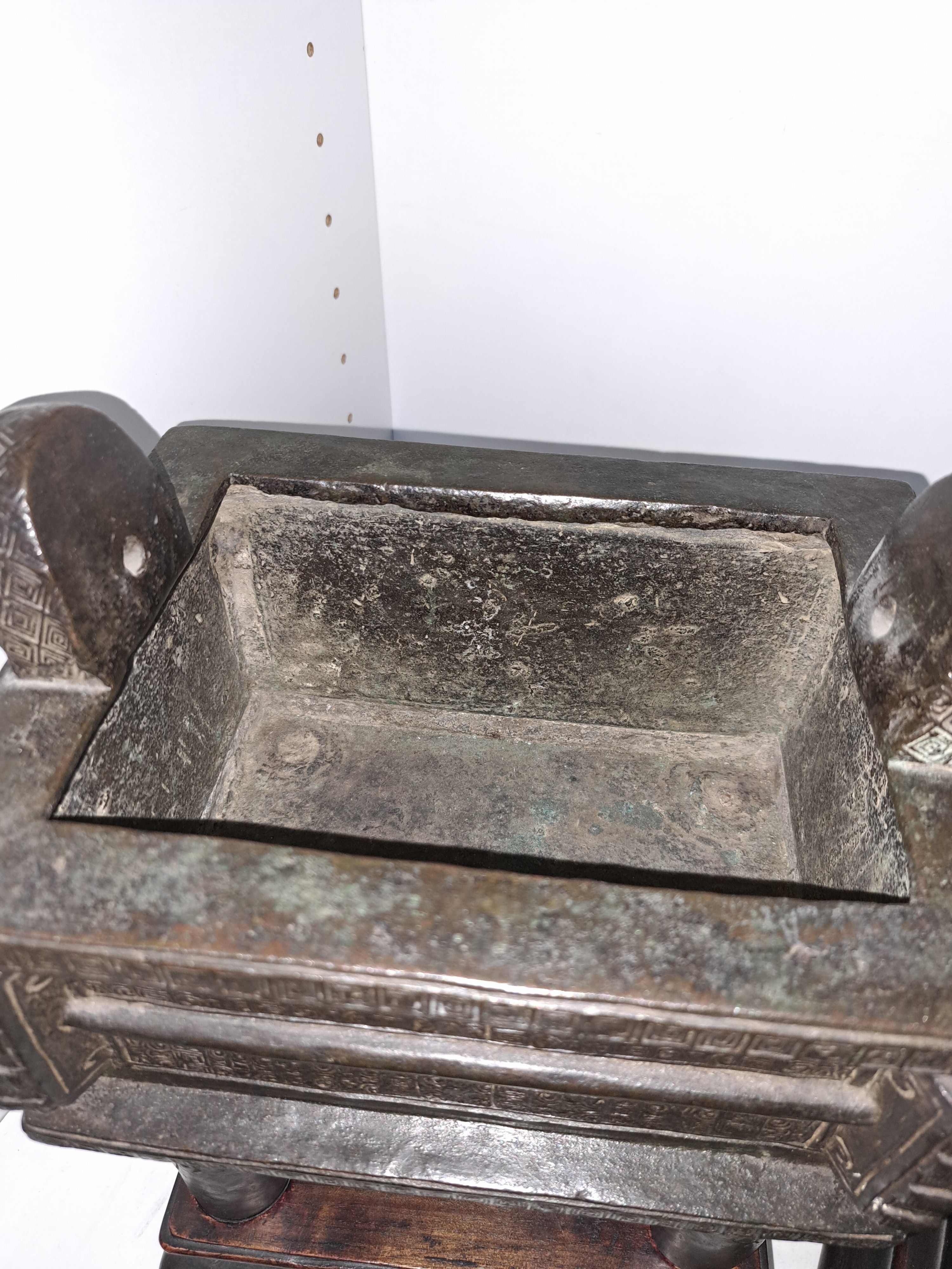 Detail h: Bronzeschrein, China, späte Quing bzw. um 1900, nach Ming-Vorbild, Schrein aus Bronze, gemodelter Dekor, Holzdeckel mit Jadeit -Aufsatz, Holzsockel, ...