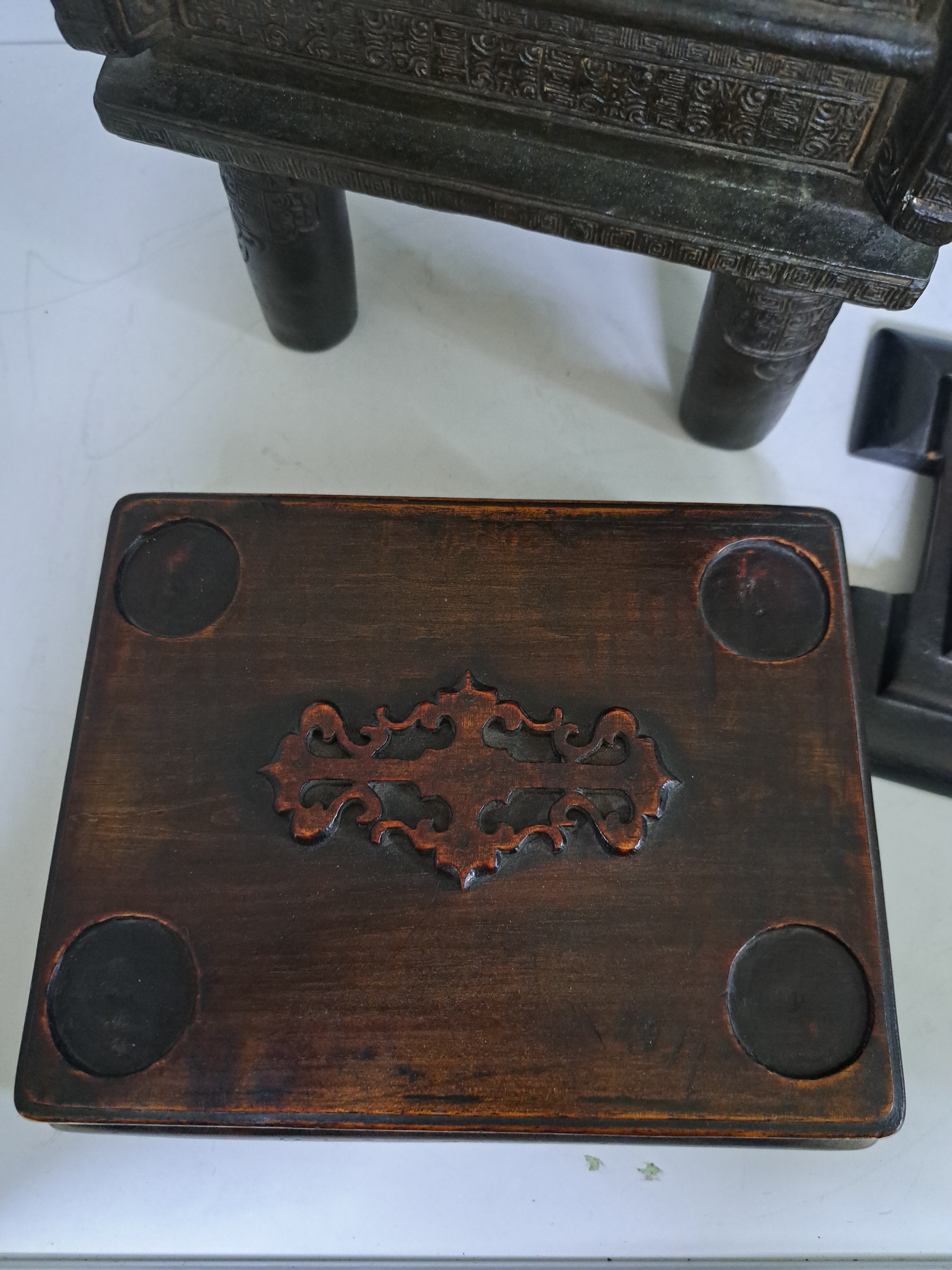Detail k: Bronzeschrein, China, späte Quing bzw. um 1900, nach Ming-Vorbild, Schrein aus Bronze, gemodelter Dekor, Holzdeckel mit Jadeit -Aufsatz, Holzsockel, ...