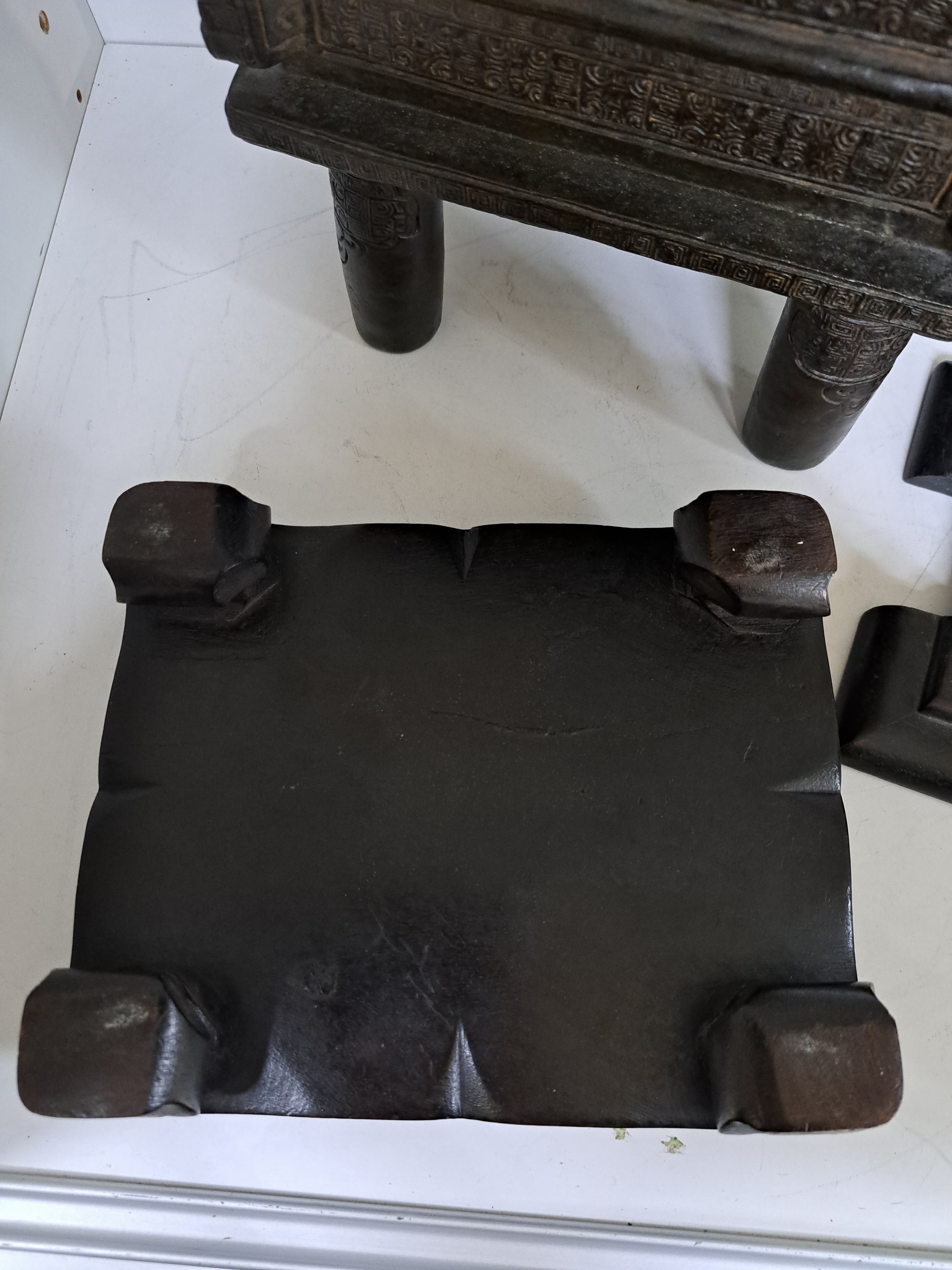 Detail l: Bronzeschrein, China, späte Quing bzw. um 1900, nach Ming-Vorbild, Schrein aus Bronze, gemodelter Dekor, Holzdeckel mit Jadeit -Aufsatz, Holzsockel, ...
