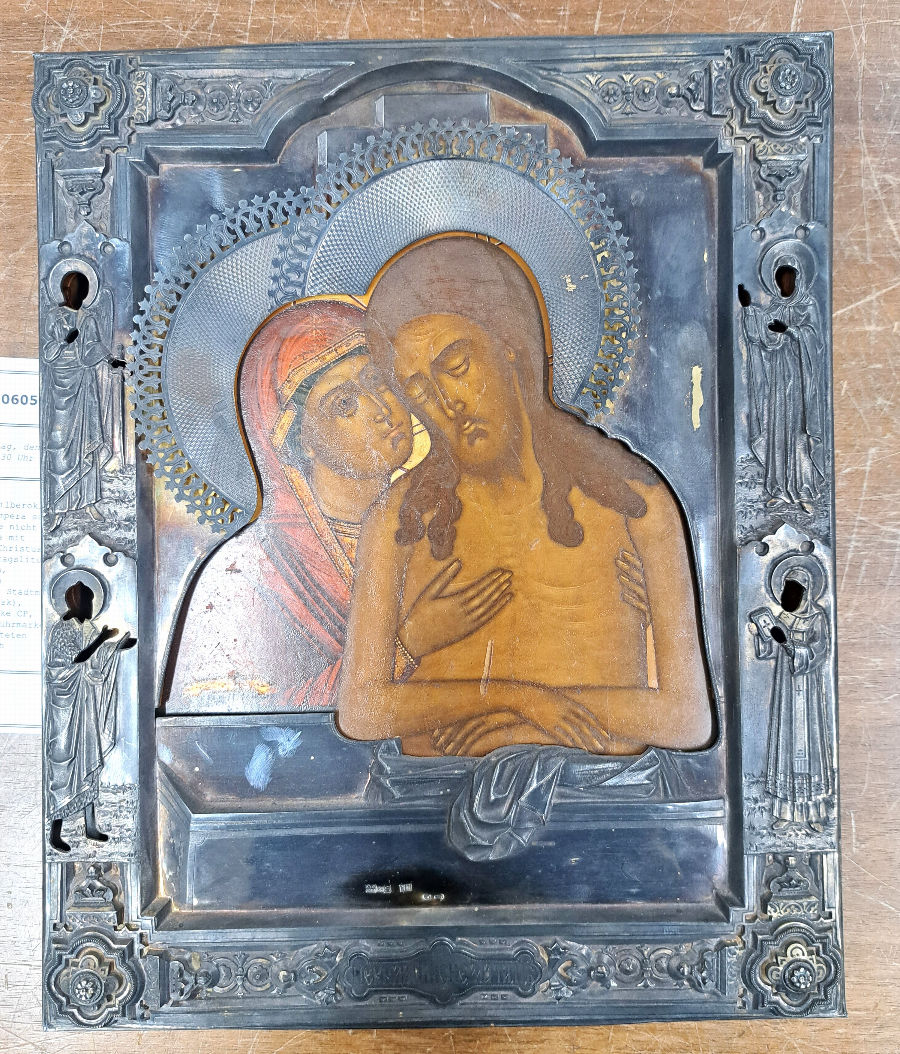 Detail a: Schmerzensmann-Ikone mit Silberoklad, Russland, datiert 1888, Tempera auf Holz, auf Oklad bez. "Weine nicht um mich, Mutter", Muttergottes ...