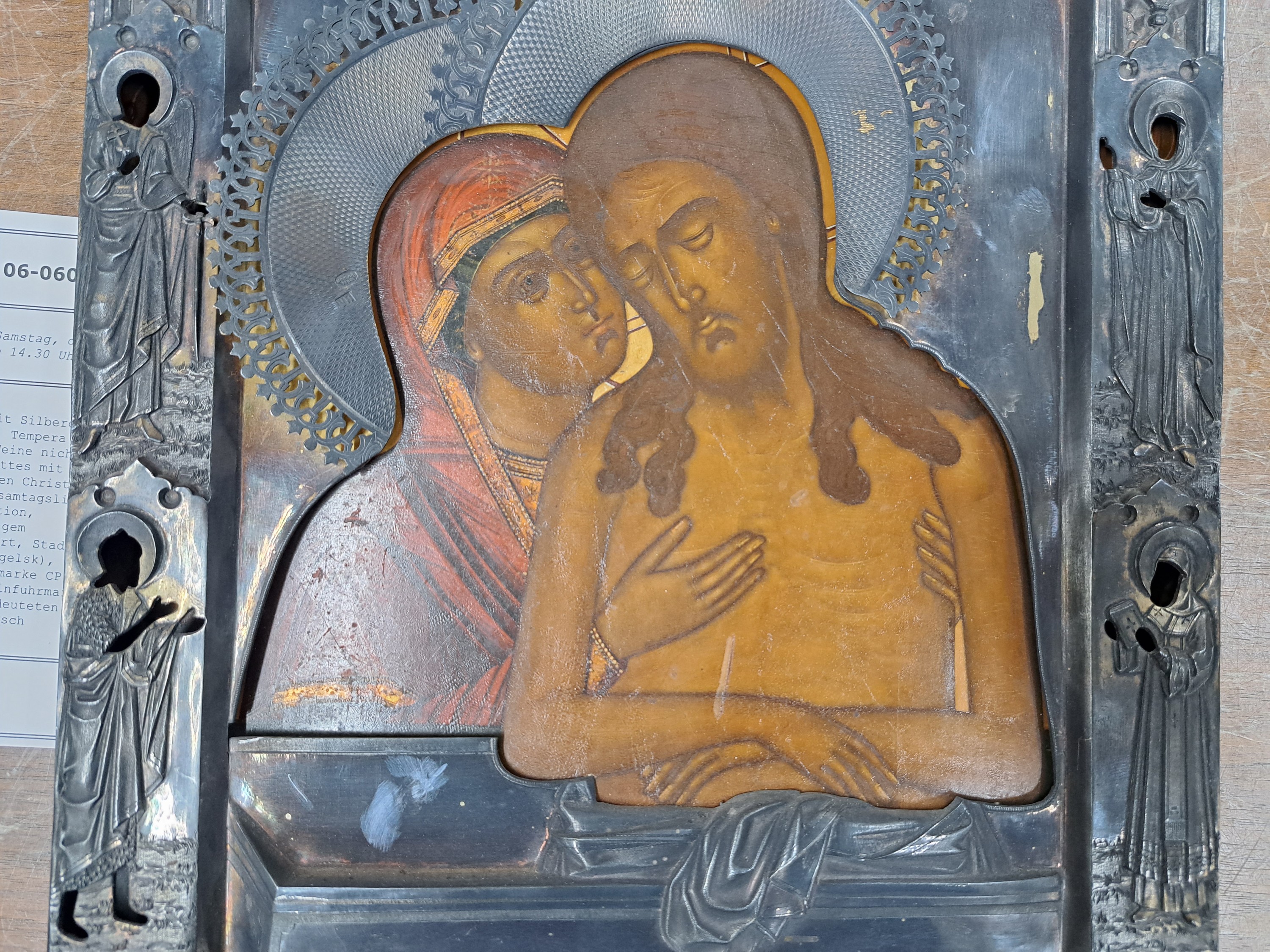 Detail c: Schmerzensmann-Ikone mit Silberoklad, Russland, datiert 1888, Tempera auf Holz, auf Oklad bez. "Weine nicht um mich, Mutter", Muttergottes ...