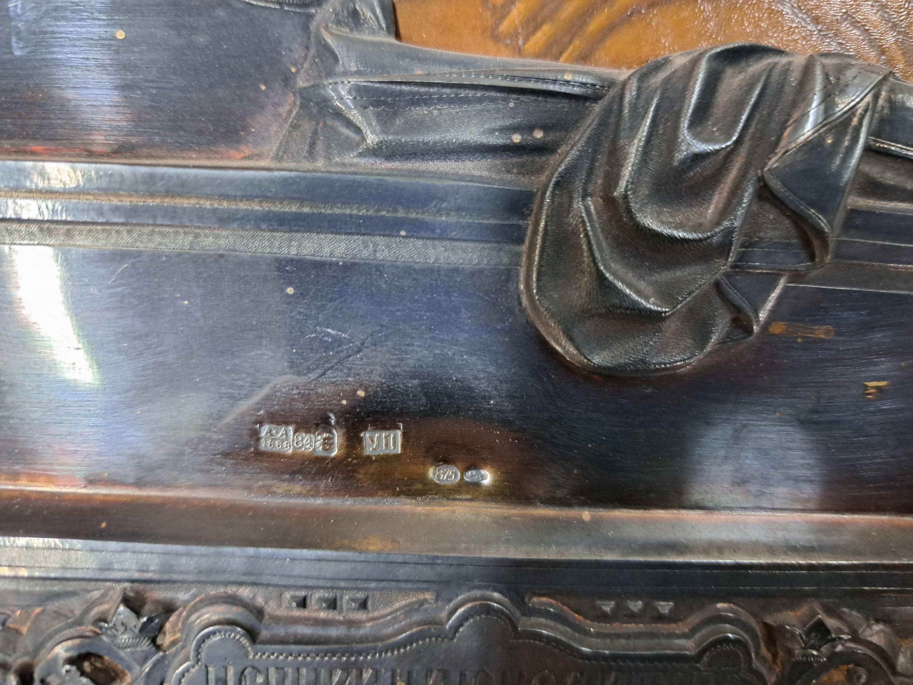 Detail d: Schmerzensmann-Ikone mit Silberoklad, Russland, datiert 1888, Tempera auf Holz, auf Oklad bez. "Weine nicht um mich, Mutter", Muttergottes ...