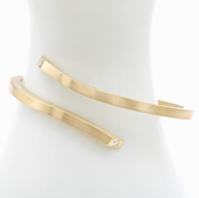 Image Überlappender Armreif mit Brillanten, GG 750/000, feinsatiniert, 2 Brill. zus. ca. 0.07 ...