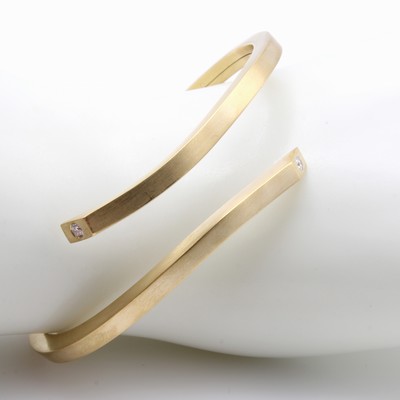 27097163a - Überlappender Armreif mit Brillanten, GG 750/000, feinsatiniert, 2 Brill. zus. ca. 0.07 ...