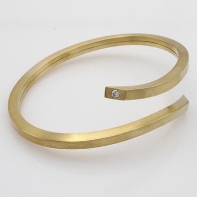 27097163b - Überlappender Armreif mit Brillanten, GG 750/000, feinsatiniert, 2 Brill. zus. ca. 0.07 ...