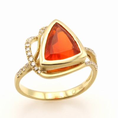 27097175a - Ring mit Feueropal und Brillanten, GG 750/ 000, z.T. matt., mexikanischer Feueropal ca. ...