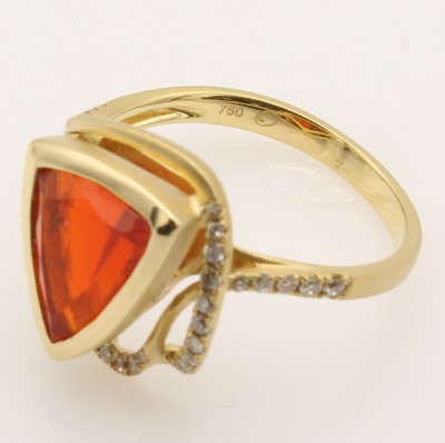 27097175b - Ring mit Feueropal und Brillanten, GG 750/ 000, z.T. matt., mexikanischer Feueropal ca. ...