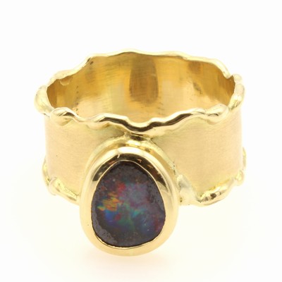 27097179a - Ring mit Boulderopal, GG 750/000, Boulder- opal ca. 1.30 ct, z.T. matt., abstrakte ...