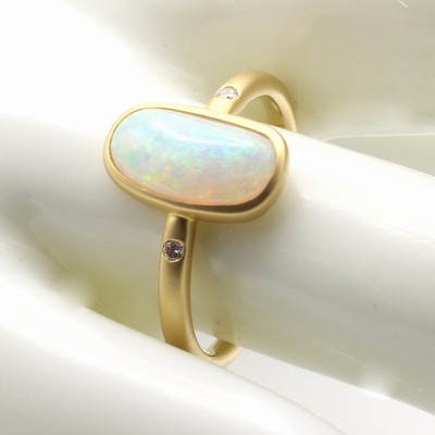 27097180a - Ring mit Opal und Brillanten, GG 750/000, z.T. matt., 2 Brill. zus. ca. 0.03 ct ...