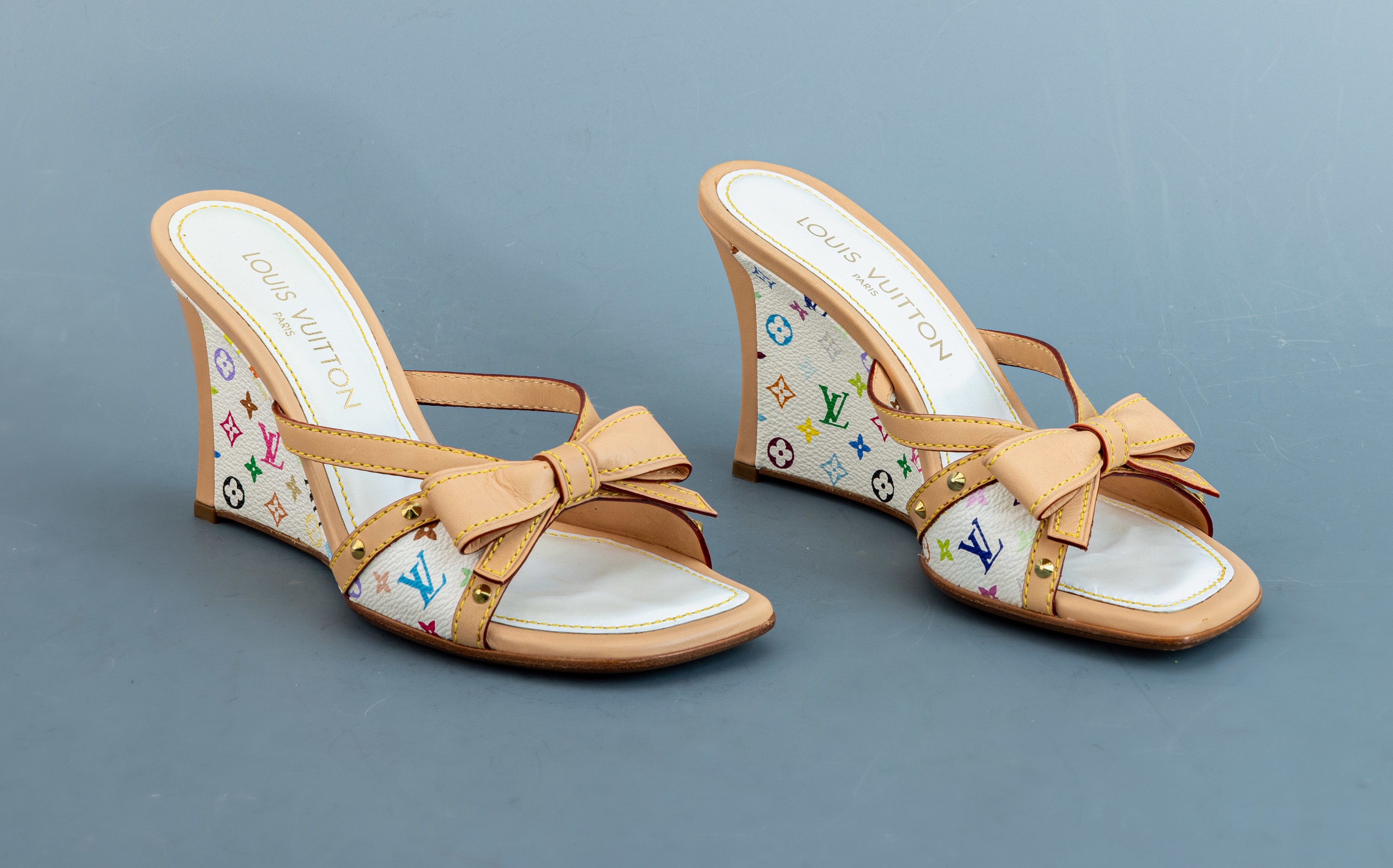 Detail a: Paar LOUIS VUITTON Schuhe, Multicolore Mules, Multicolore Monogramm auf weißem Grund,Design Takashi Murakami, Vacetta-Leder, Schleifendetail, ...