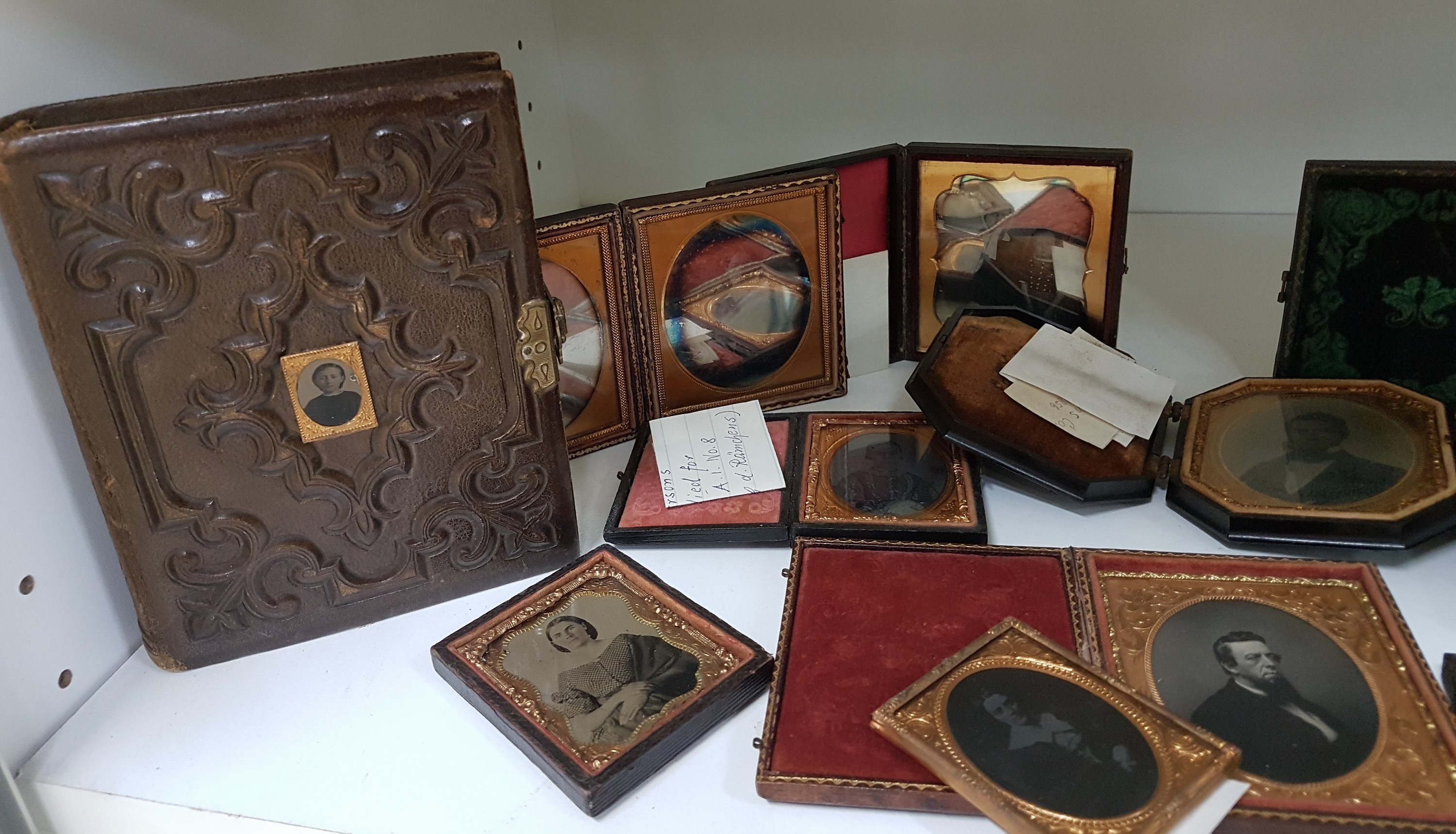 Detail a: Sammlung aus ca. 14 Daguerrotypien, Ferrotypien und Ambrotypien und ein Album, USA, 19. Jh., u.a. 3 Daguerrotypien: Mutter und Tochter, zwei ...