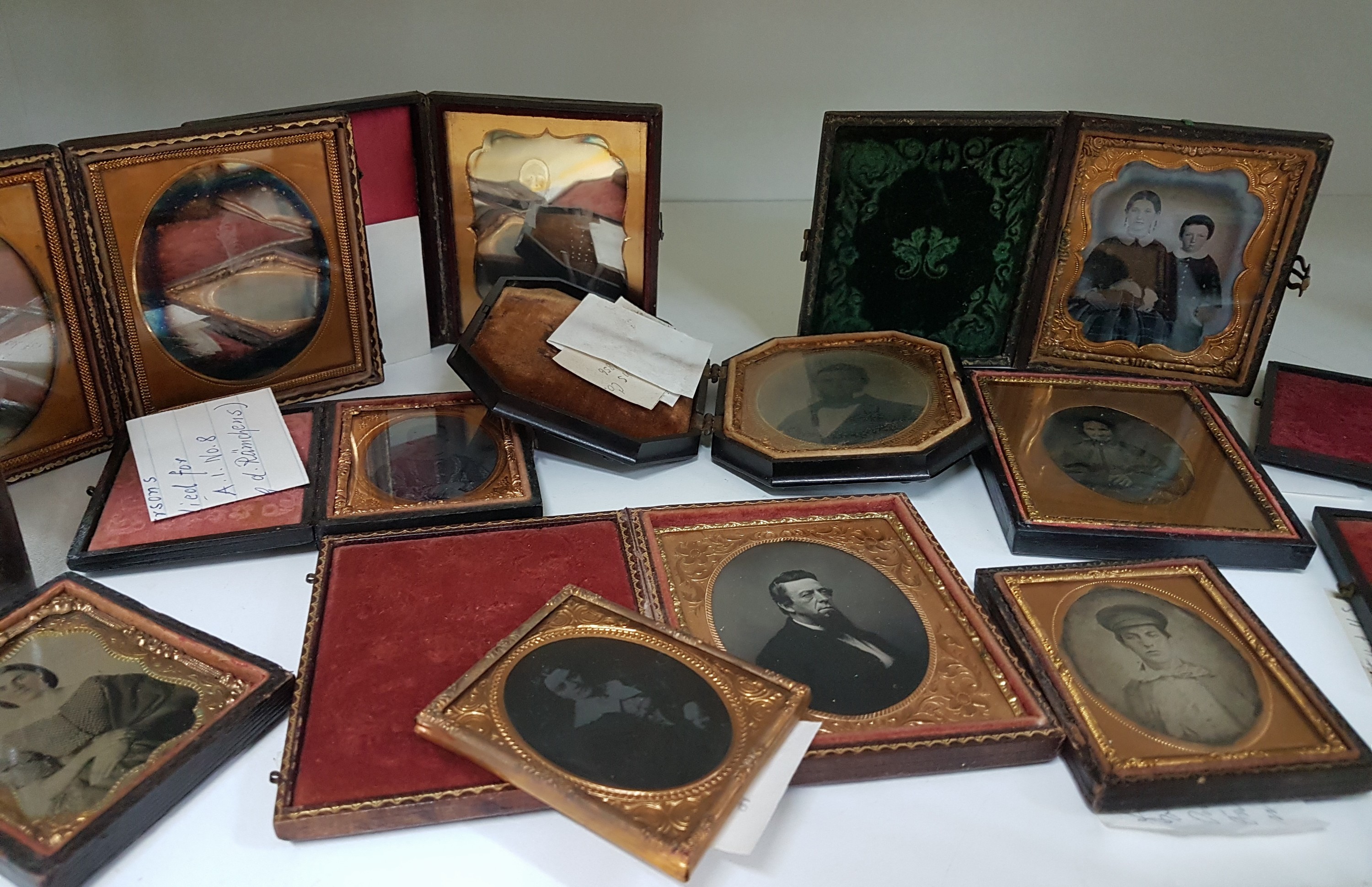 Detail c: Sammlung aus ca. 14 Daguerrotypien, Ferrotypien und Ambrotypien und ein Album, USA, 19. Jh., u.a. 3 Daguerrotypien: Mutter und Tochter, zwei ...