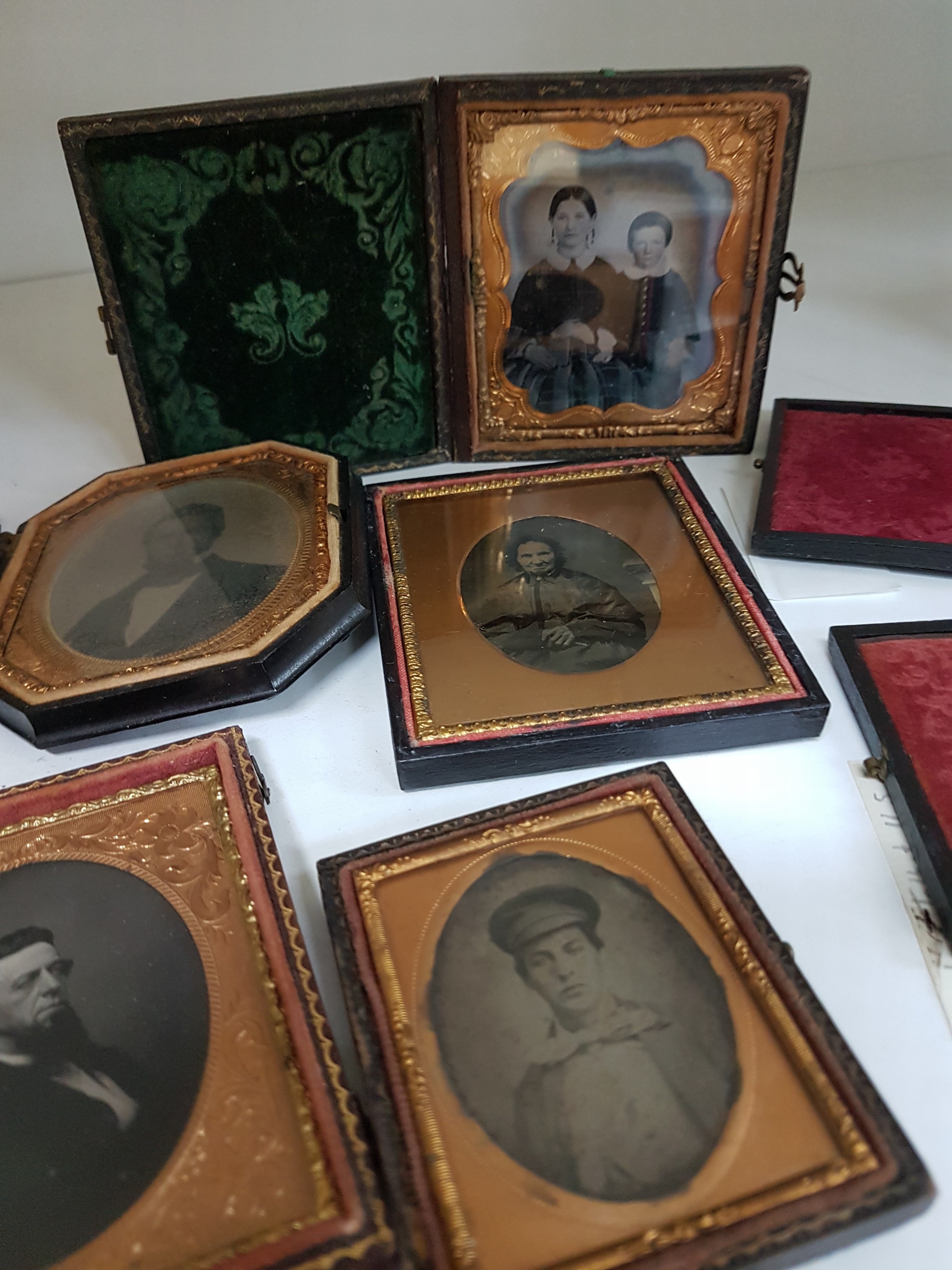 Detail d: Sammlung aus ca. 14 Daguerrotypien, Ferrotypien und Ambrotypien und ein Album, USA, 19. Jh., u.a. 3 Daguerrotypien: Mutter und Tochter, zwei ...