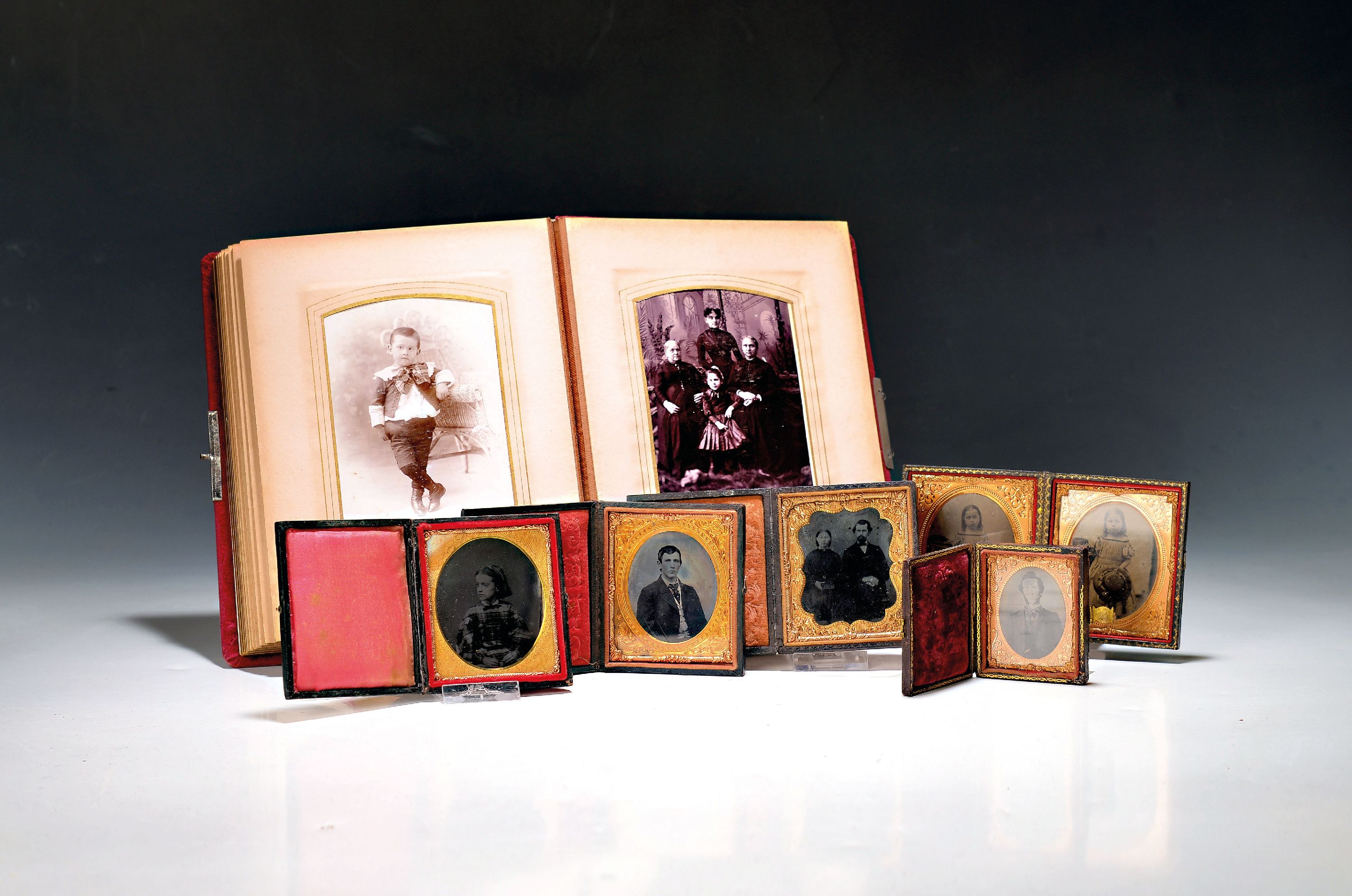 Image 27097258 - Sammlung aus 15 Daguerreotypien, Ferrotypien und Ambrotypien und ein Album, USA, 19. Jh, ...