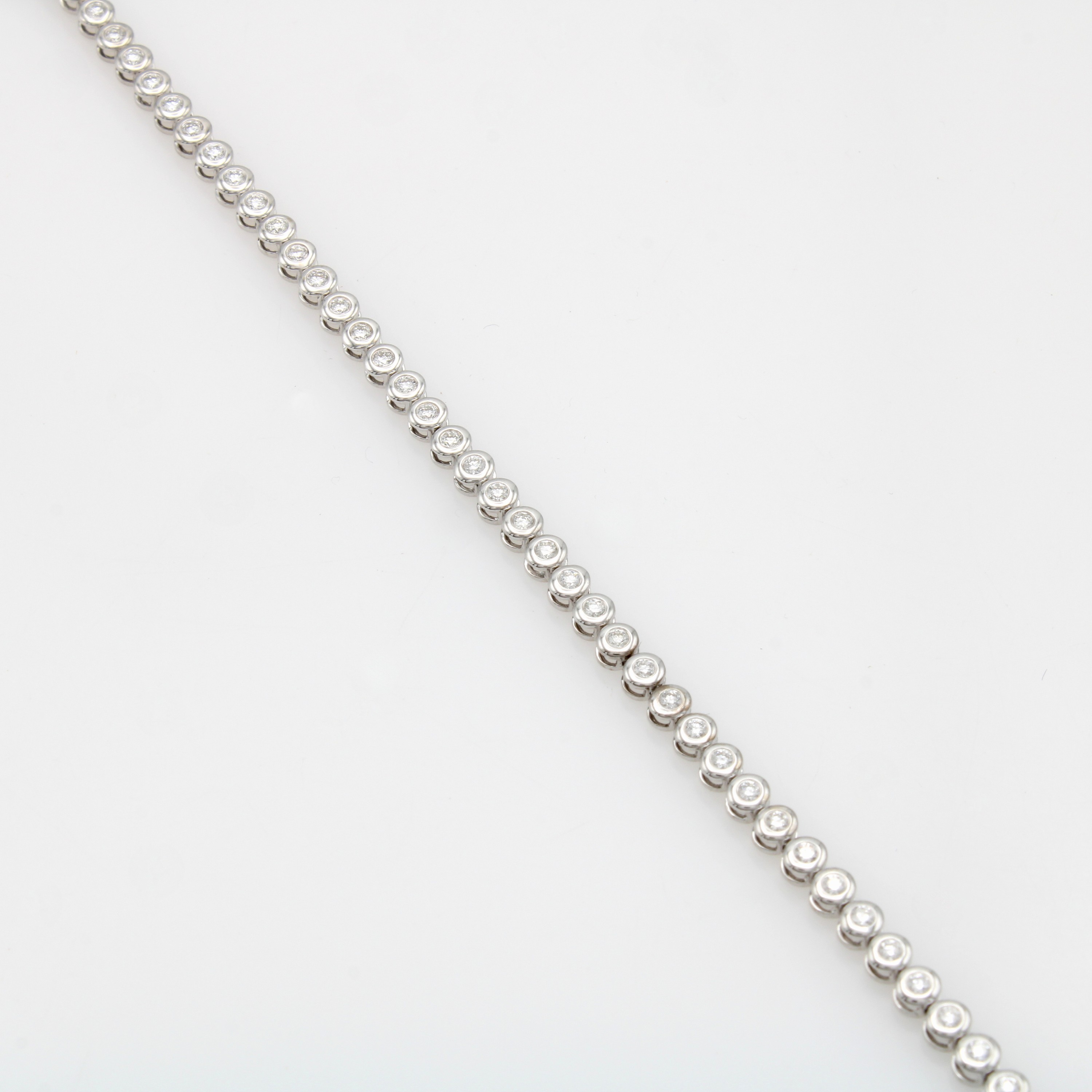 Image 27097277 - Tennisarmband mit Brillanten, WG 750/000, 56 Brill. in Zargenf. zus. ca. 1.00 ct feines ...