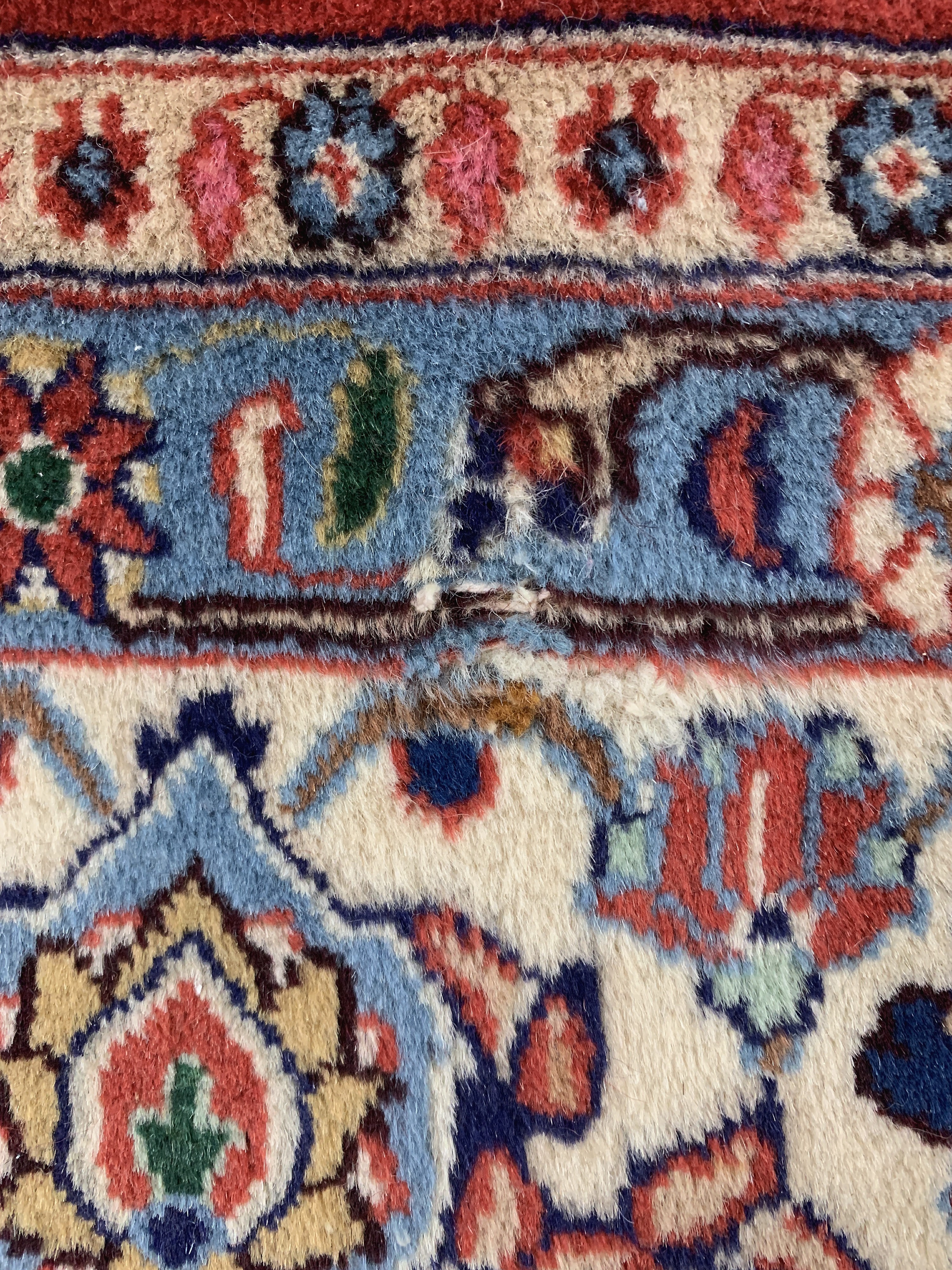 Detail e: Weramin, Persien, Ende 20.Jhd, Wolle auf Baumwolle, ca. 196 x 194 cm, EHZ: 2, (kleine Beschädigung)
