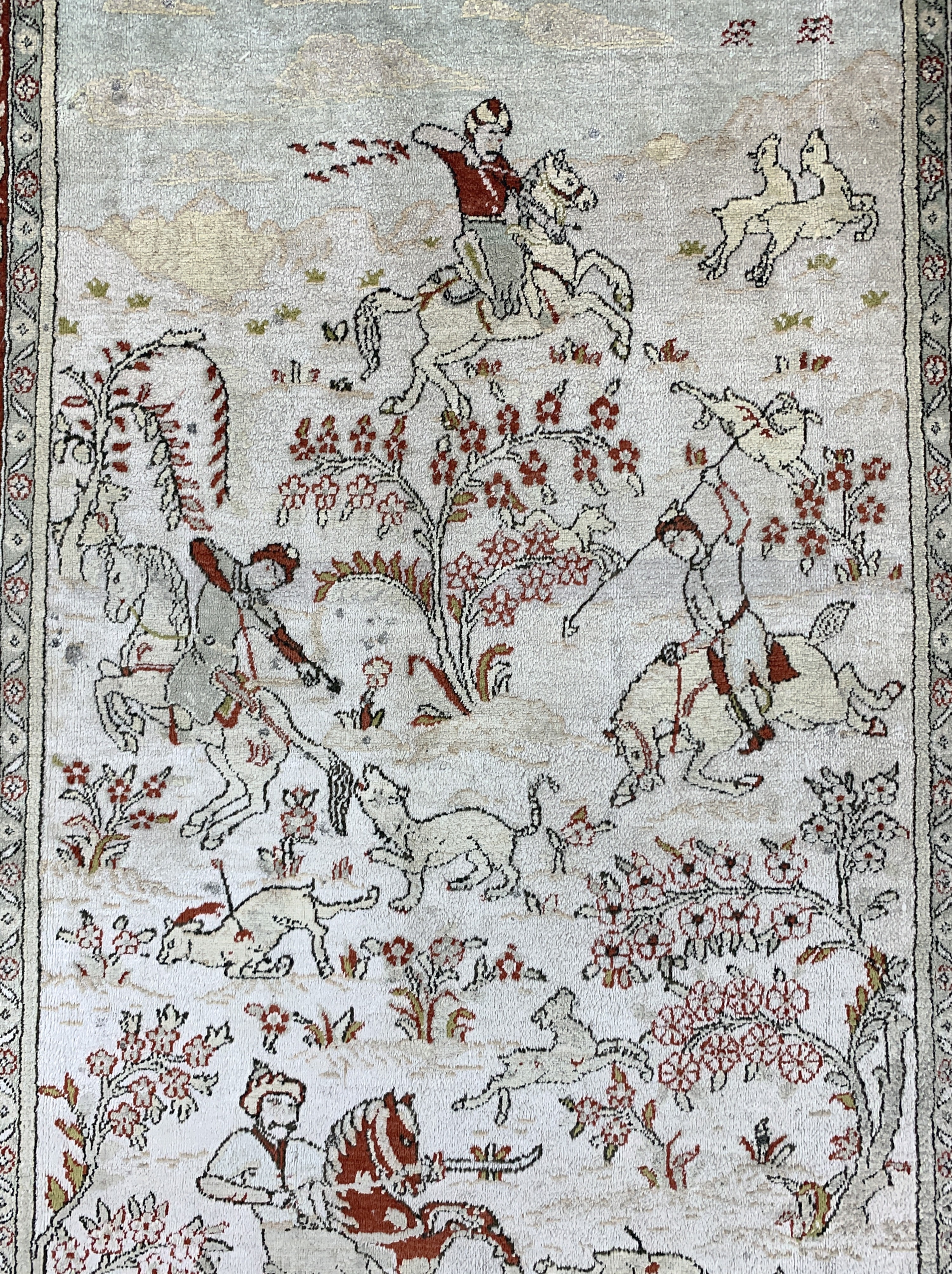 Detail c: Hereke Seide, China, Mitte 20.Jhd, reine Naturseide, ca. 123 x 77 cm, EHZ: 2