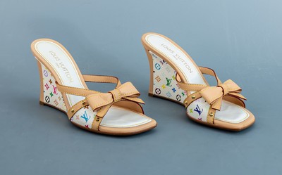 27097220a - Paar LOUIS VUITTON Schuhe, Multicolore Mules, Multicolore Monogramm auf weißem ...