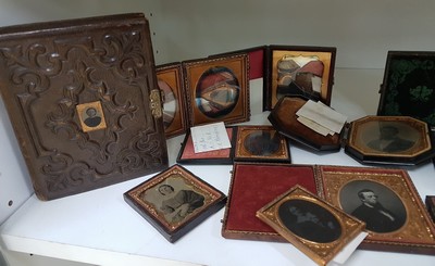 27097240b - Sammlung aus ca. 14 Daguerrotypien, Ferrotypien und Ambrotypien und ein Album, USA, 19. ...