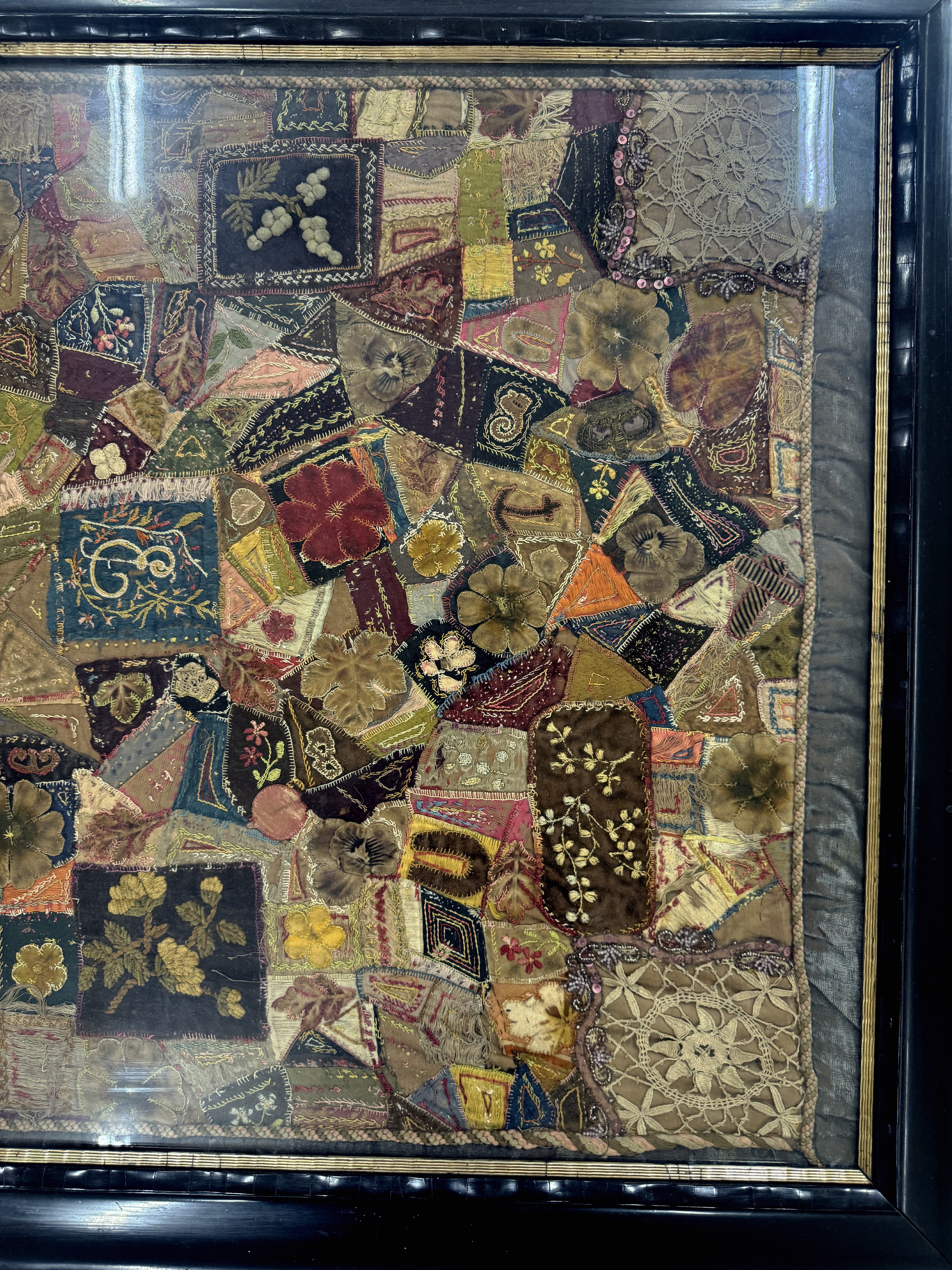 Detail a: "Patch-Work"antik, Europa, 18.Jhd, Textilien Stücke aus Baumwolle & Seide, ca. 90 x 70 cm,EHZ: 2(gerahmt hinter Glass).