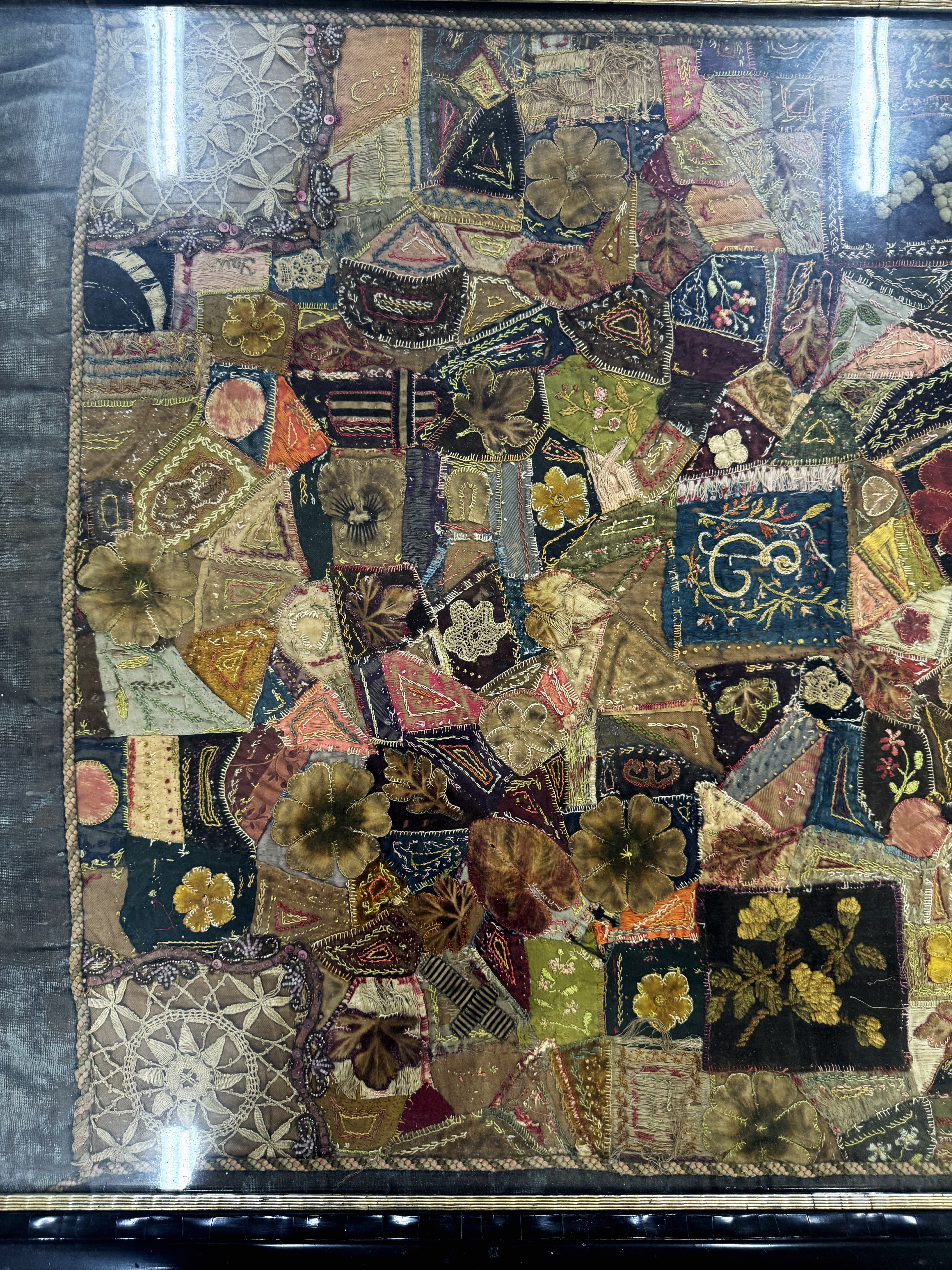 Detail b: "Patch-Work"antik, Europa, 18.Jhd, Textilien Stücke aus Baumwolle & Seide, ca. 90 x 70 cm,EHZ: 2(gerahmt hinter Glass).