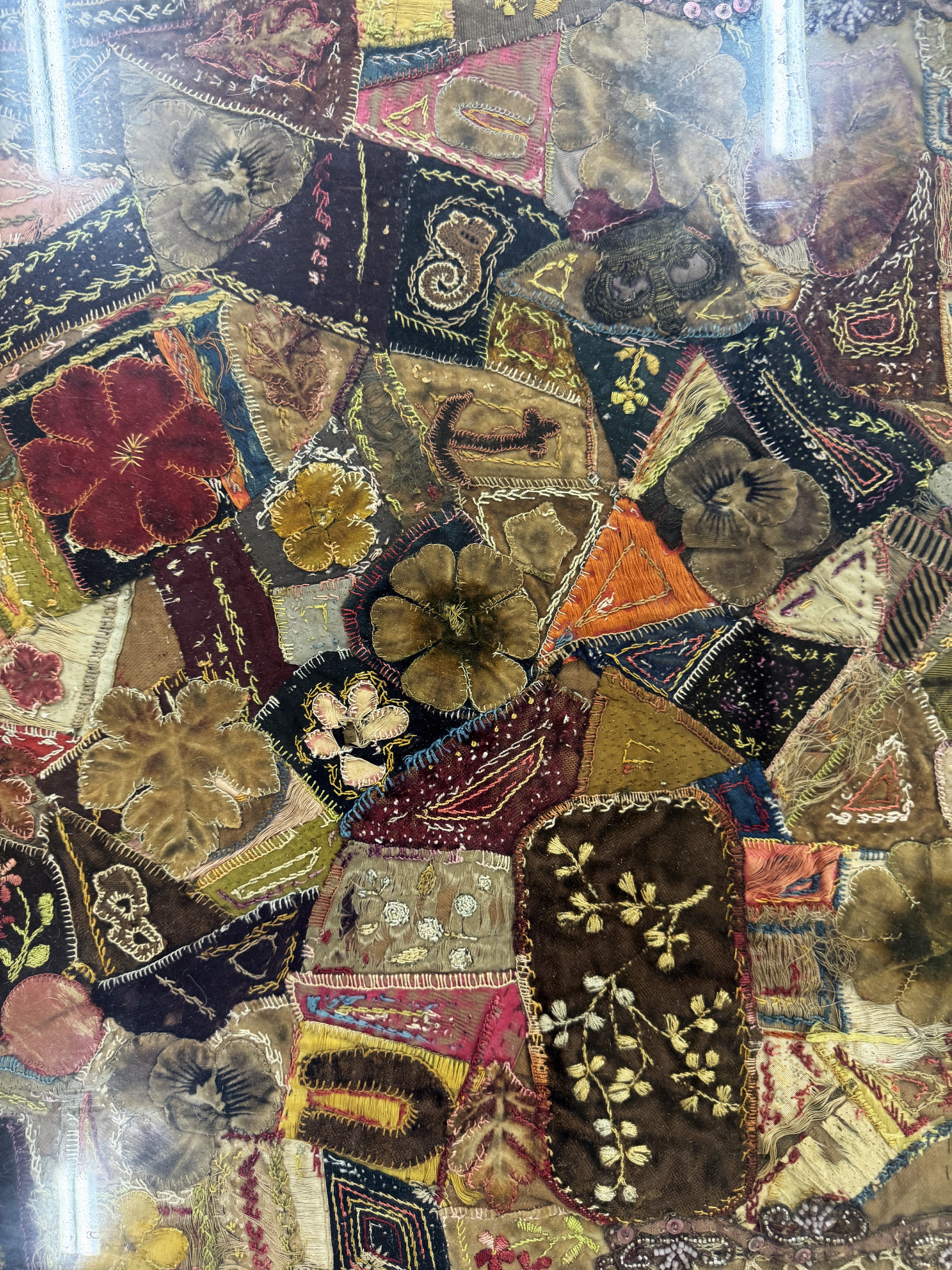 Detail c: "Patch-Work"antik, Europa, 18.Jhd, Textilien Stücke aus Baumwolle & Seide, ca. 90 x 70 cm,EHZ: 2(gerahmt hinter Glass).