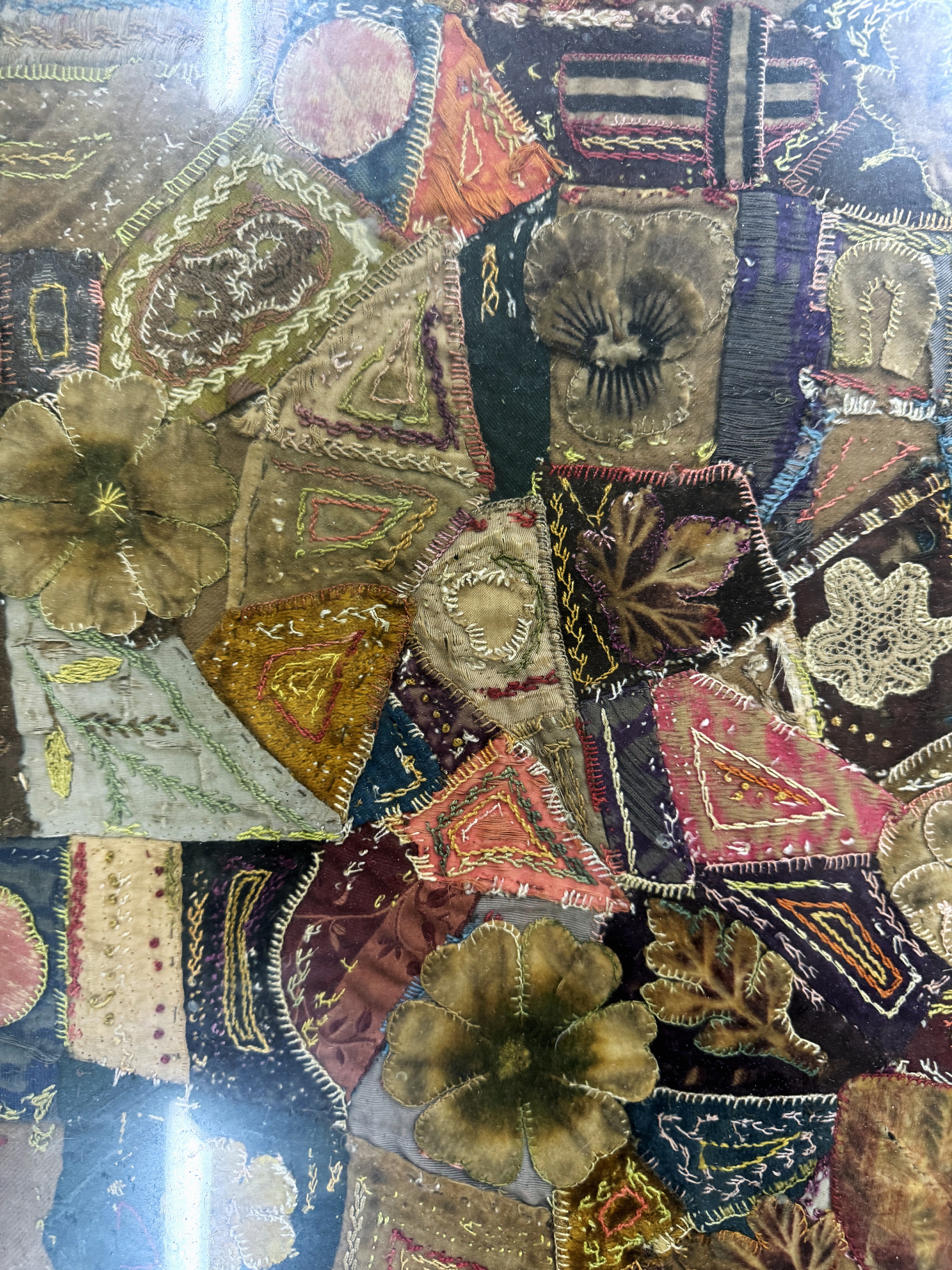 Detail d: "Patch-Work"antik, Europa, 18.Jhd, Textilien Stücke aus Baumwolle & Seide, ca. 90 x 70 cm,EHZ: 2(gerahmt hinter Glass).