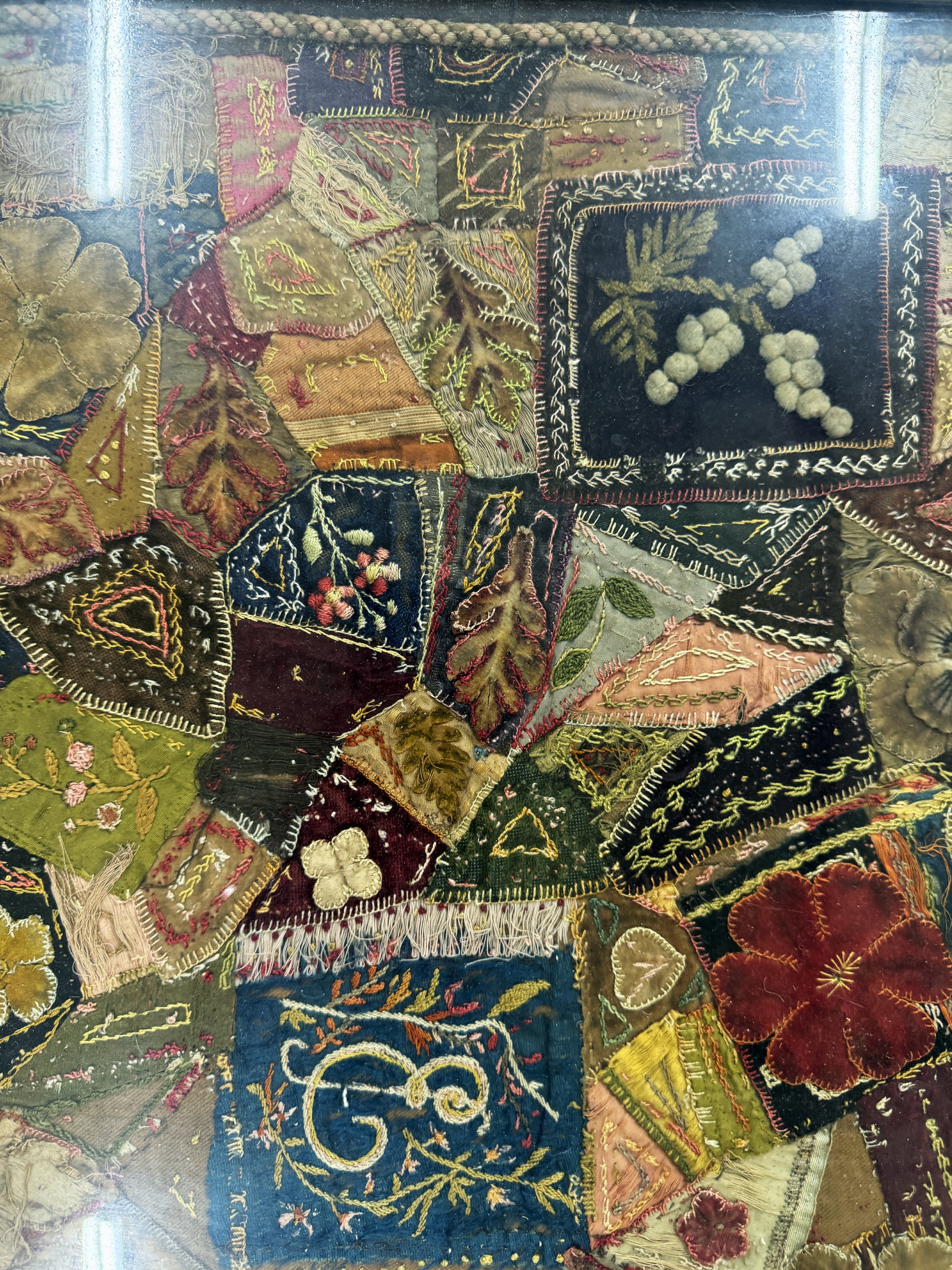 Detail f: "Patch-Work"antik, Europa, 18.Jhd, Textilien Stücke aus Baumwolle & Seide, ca. 90 x 70 cm,EHZ: 2(gerahmt hinter Glass).