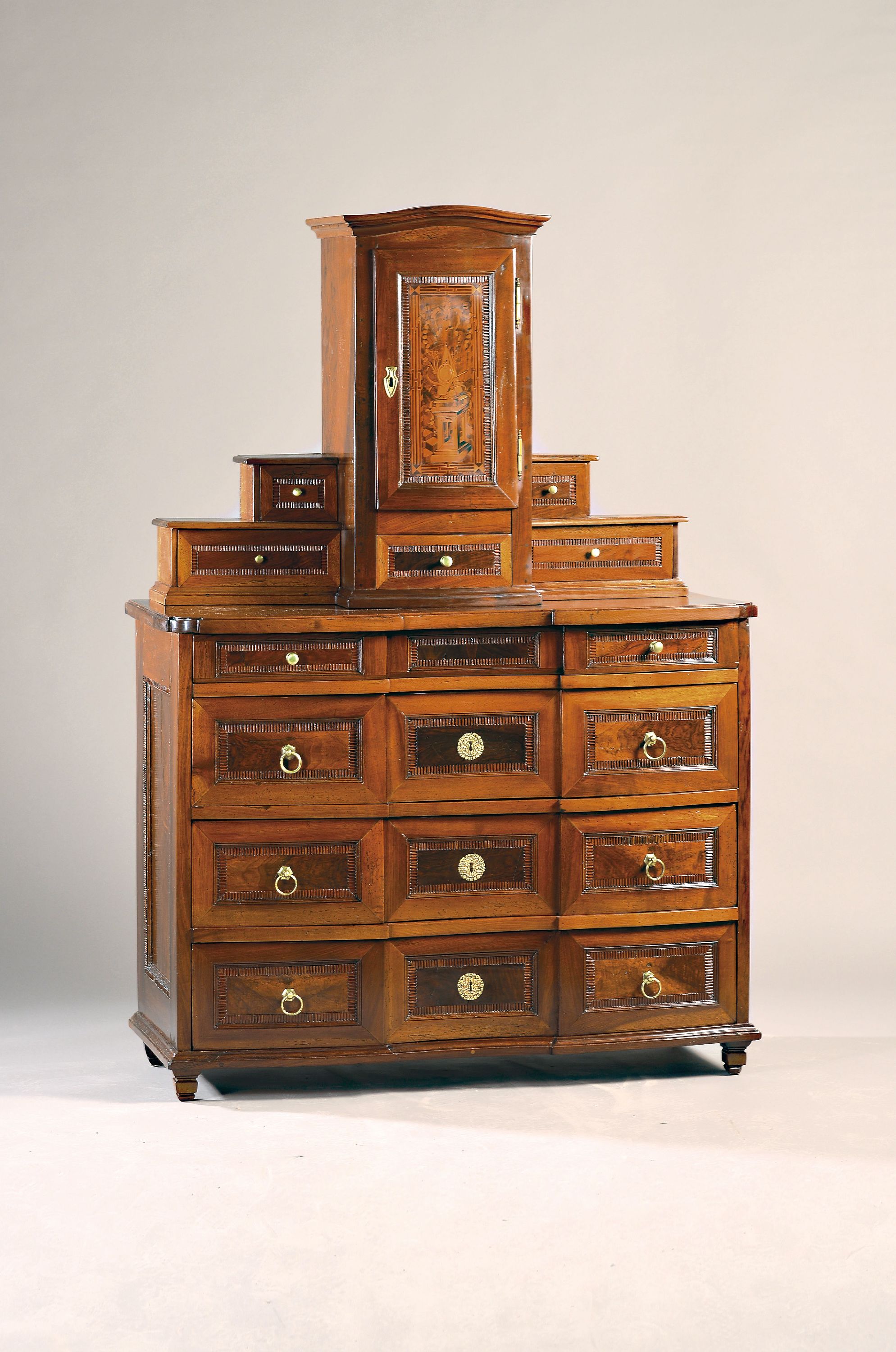 Image 27097346 - Aufsatzsekretär, wohl Bodenseeraum, um 1800, Nußbaum massiv, Unterteil mit 4 ...