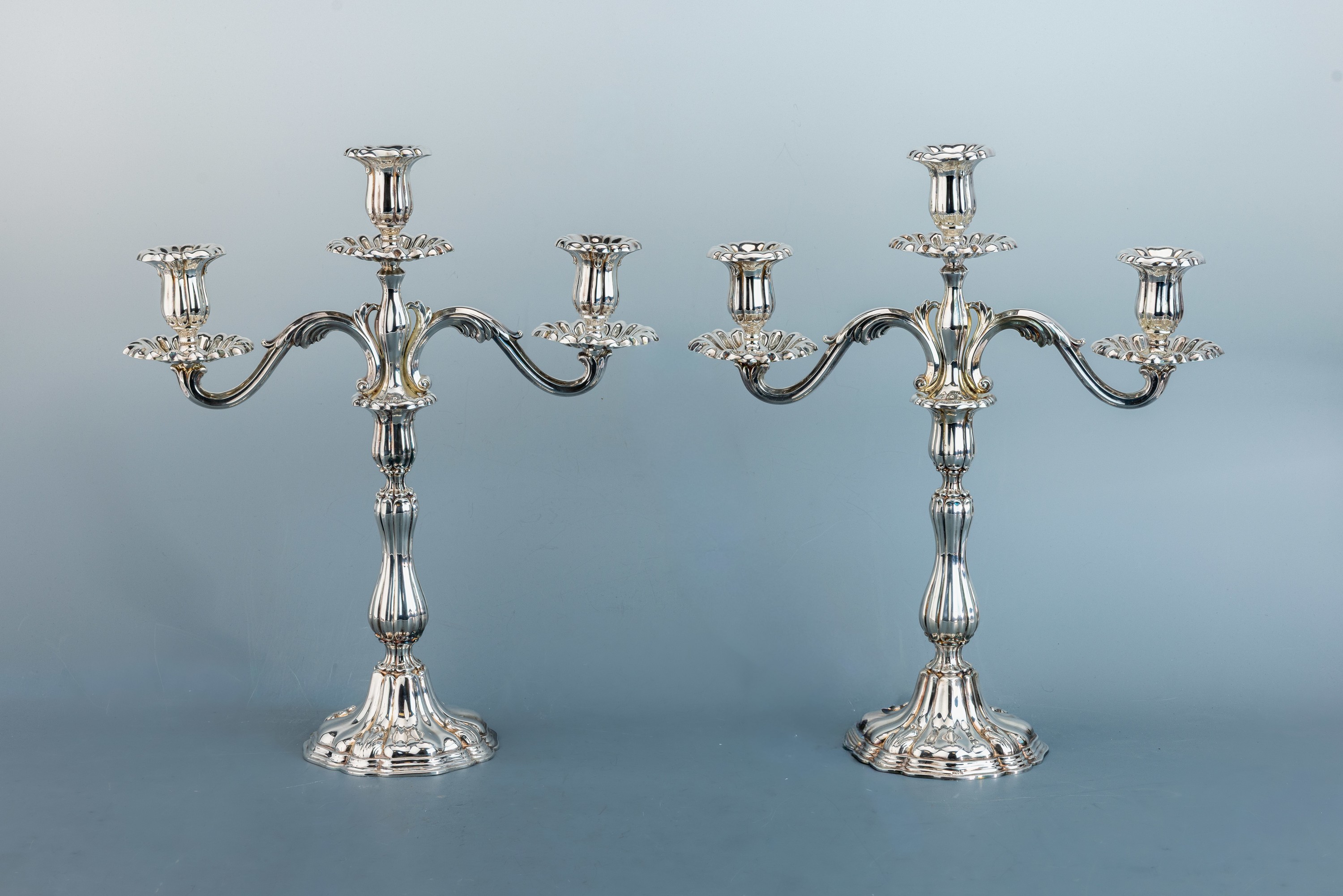 Detail a: Paar Kerzenleuchter, deutsch, 1940er-50er Jahre, 830er Silber, dreiflammig, Rokoko -Stil, mehrpassiger profilierter Standfuß mit Blattmotiven, ...