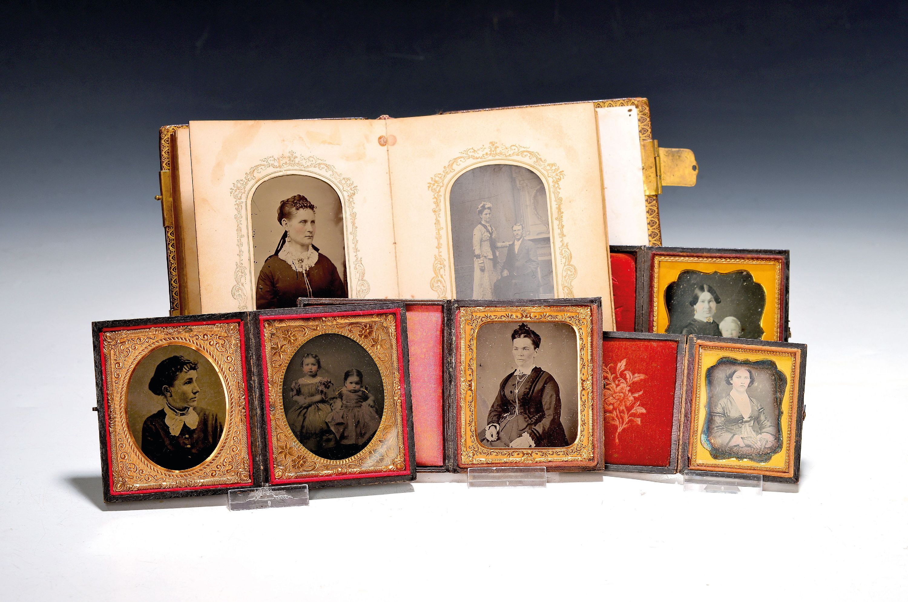 Image 27097369 - Sammlung aus 13 Daguerreotypien, Ferro- und Ambrotypien und Album, USA 19. Jh., 4 ...