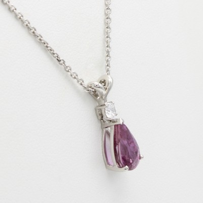 27097334a - Anhänger mit Saphir und Brillant an Kette, WG 750/000, pinkfarb. Saphirtropfen ca. 3.04 ...