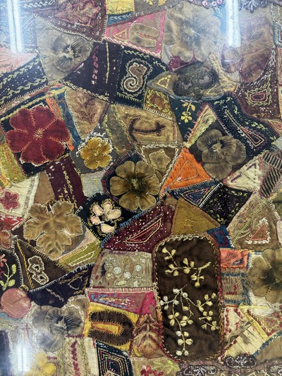 27097344c - ´Patch-Work´antik, Europa, 18.Jhd, Textilien Stücke aus Baumwolle & Seide, ca. 90 x 70 ...