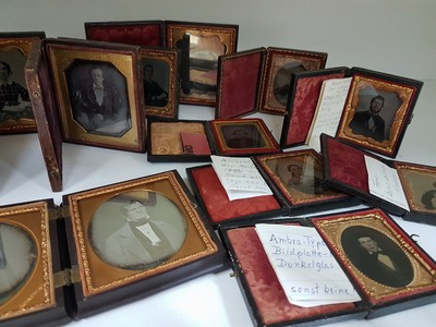 27097369b - Sammlung aus 13 Daguerreotypien, Ferro- und Ambrotypien und Album, USA 19. Jh., 4 ...