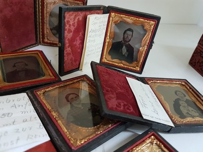 27097369c - Sammlung aus 13 Daguerreotypien, Ferro- und Ambrotypien und Album, USA 19. Jh., 4 ...