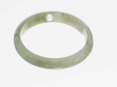 27098531a - Jade-Armreif, aus einem Stück geschnittenerArmreif, D. ca. 5.8 cm, B. ca. 12.2 mm, ca. ...