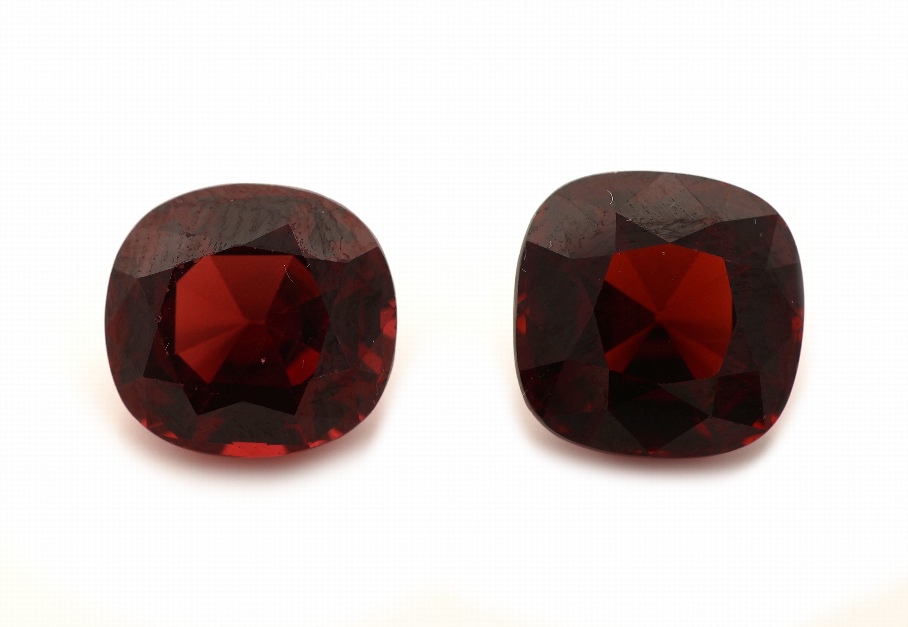 Image 27098645 - Lot 2 lose Rhodolithe, zus. ca. 8.22 ct, Kissenschliff, schöne Farbe Schätzpreis: 680, ...